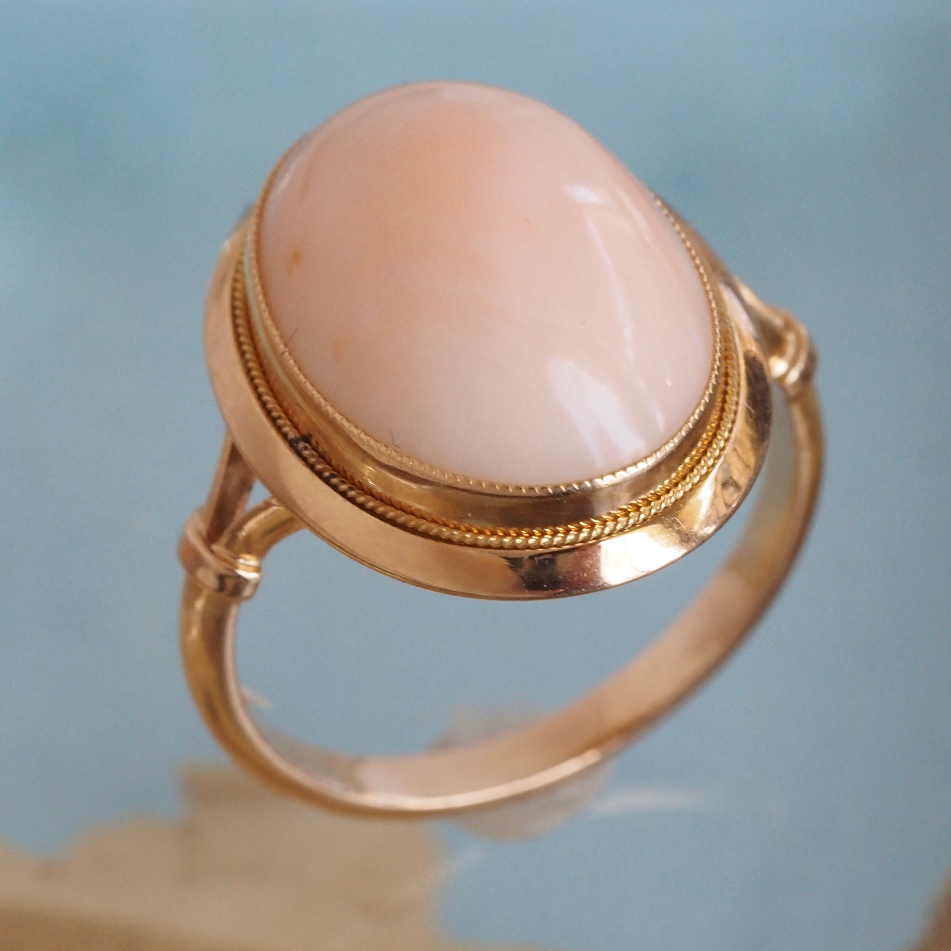 Vintage Cabochon Angel Skin Coral 18k Gold Ring