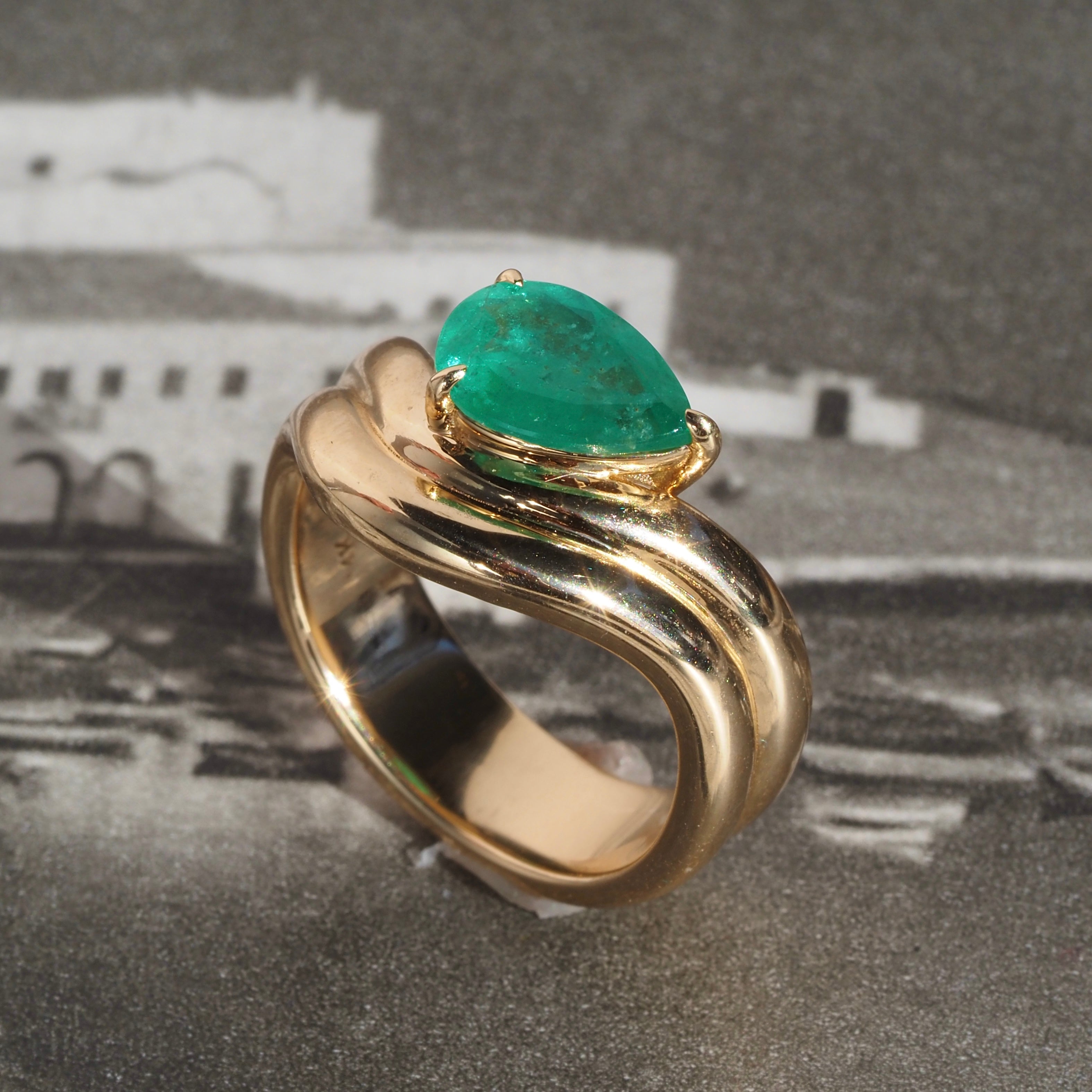 Vintage Modernist Style Pear Cut Emerald 14k Gold Double Wave Ring