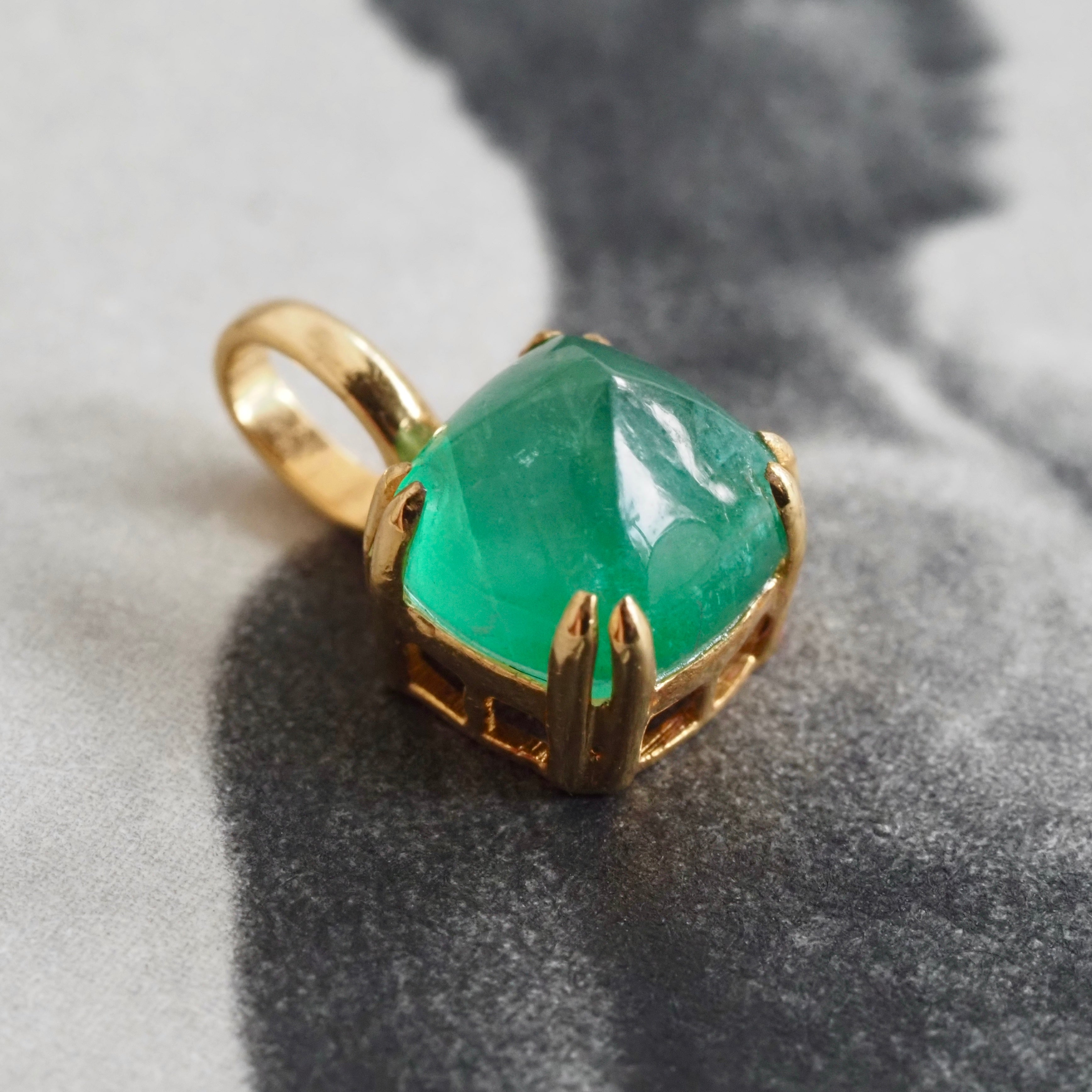 Emerald Sugarloaf 18k Gold Pendant