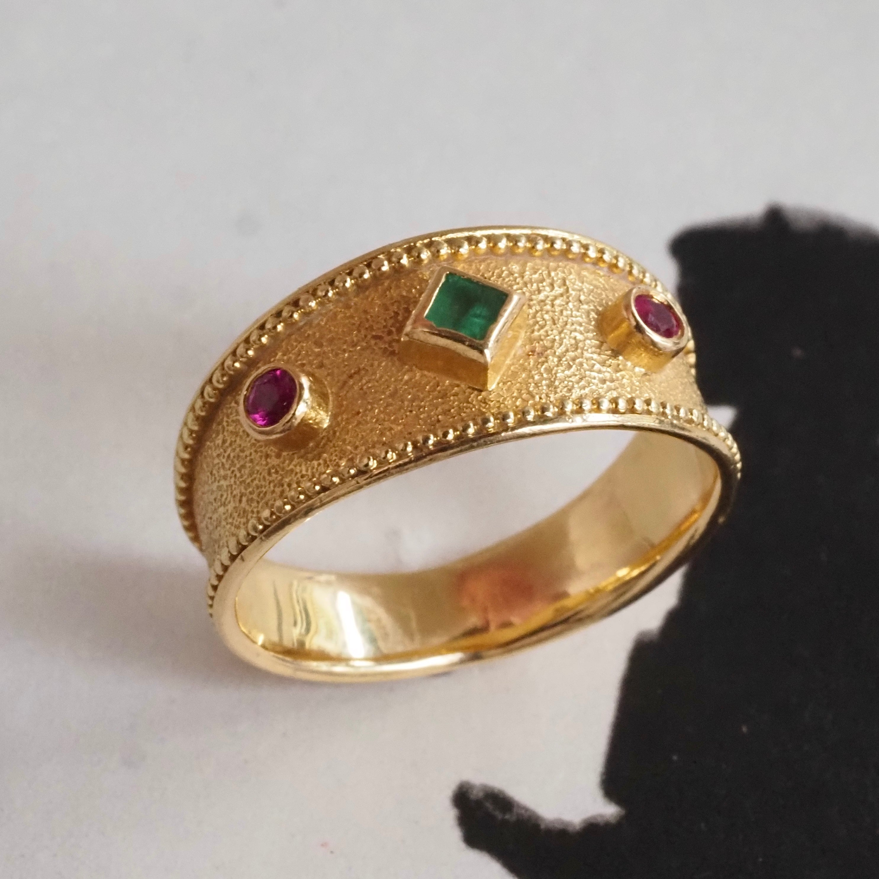 Vintage Ancient Greek Style Ruby and Emerald 18k Gold Tapered Band