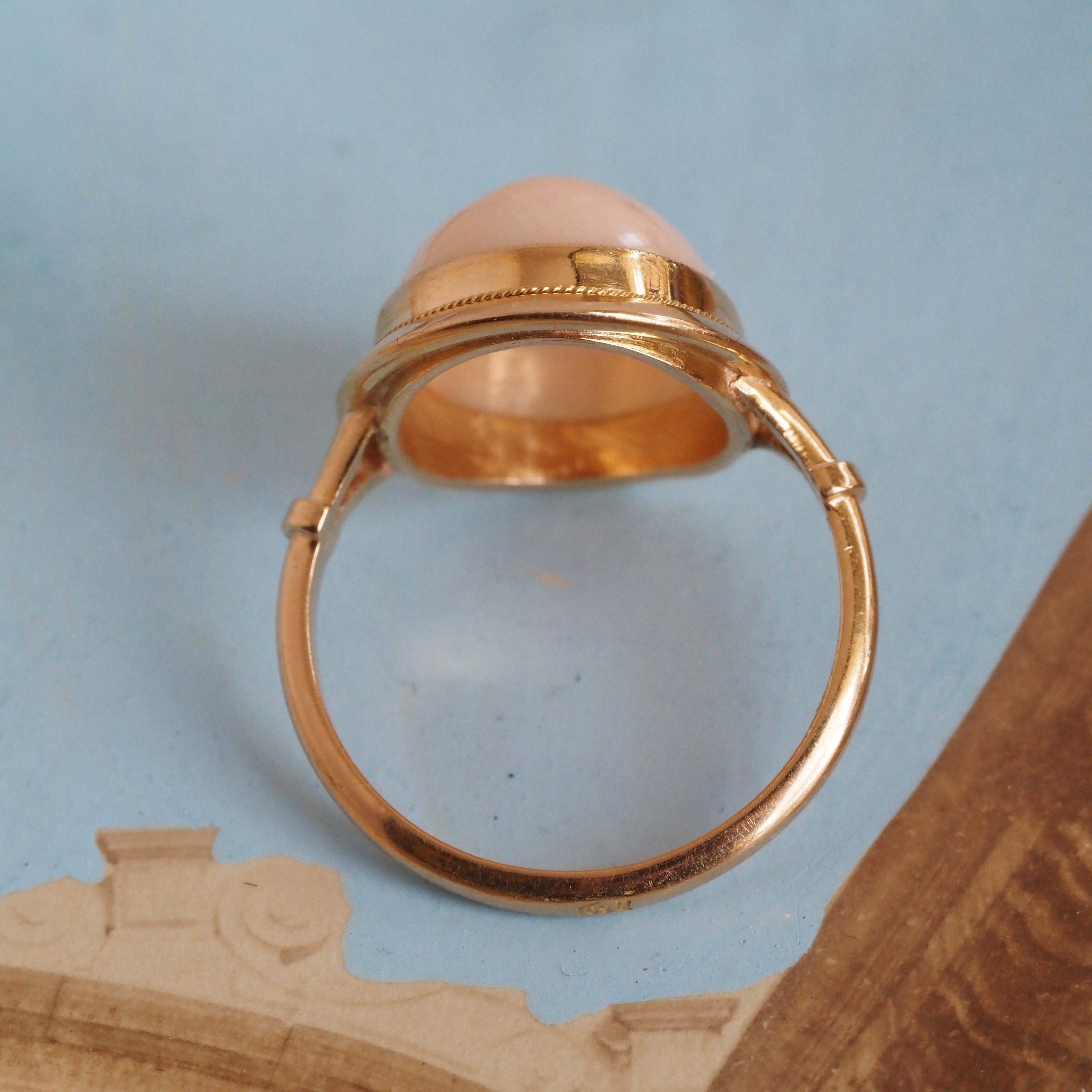 Vintage Cabochon Angel Skin Coral 18k Gold Ring