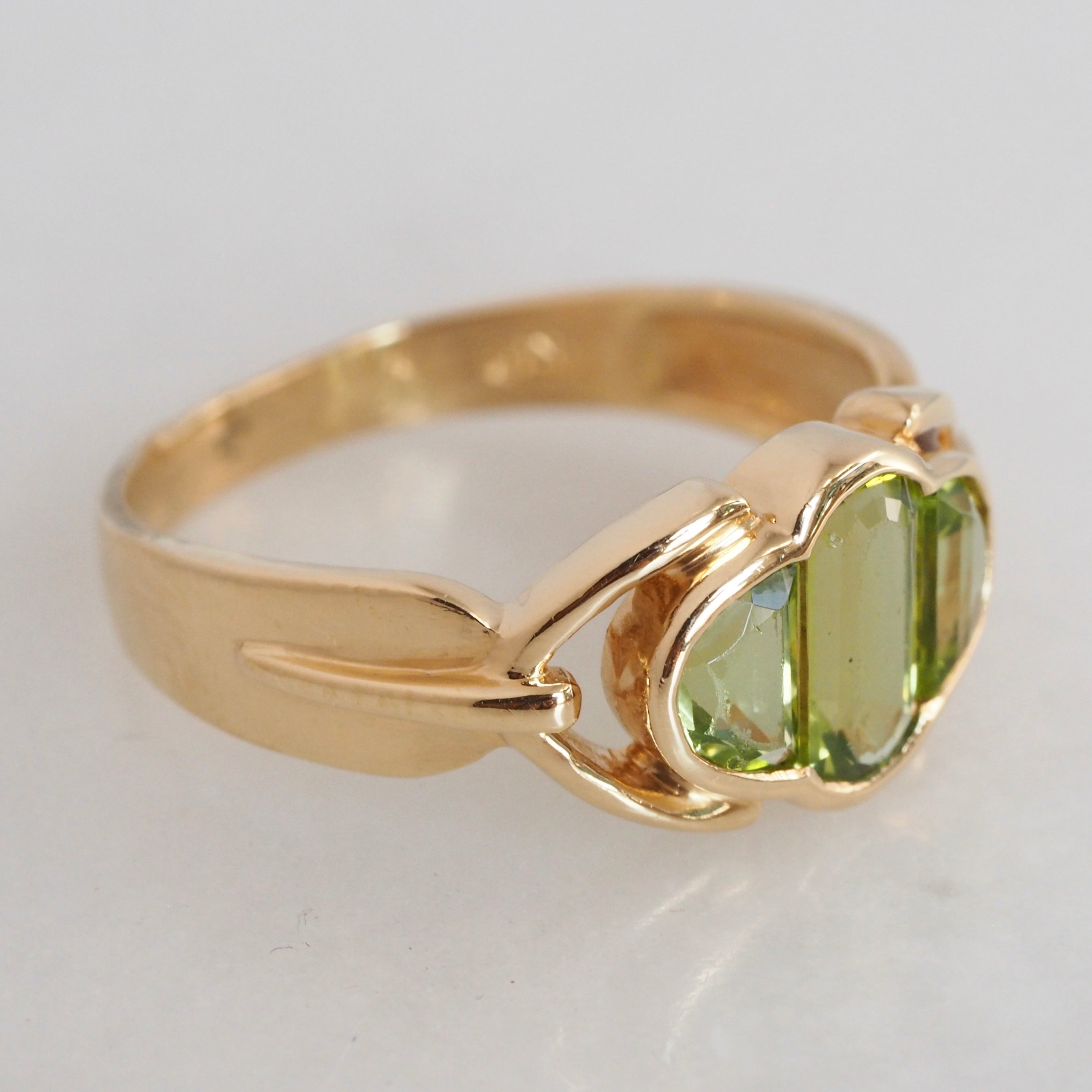 Vintage 18k Gold Caliber Cut Peridot Ring