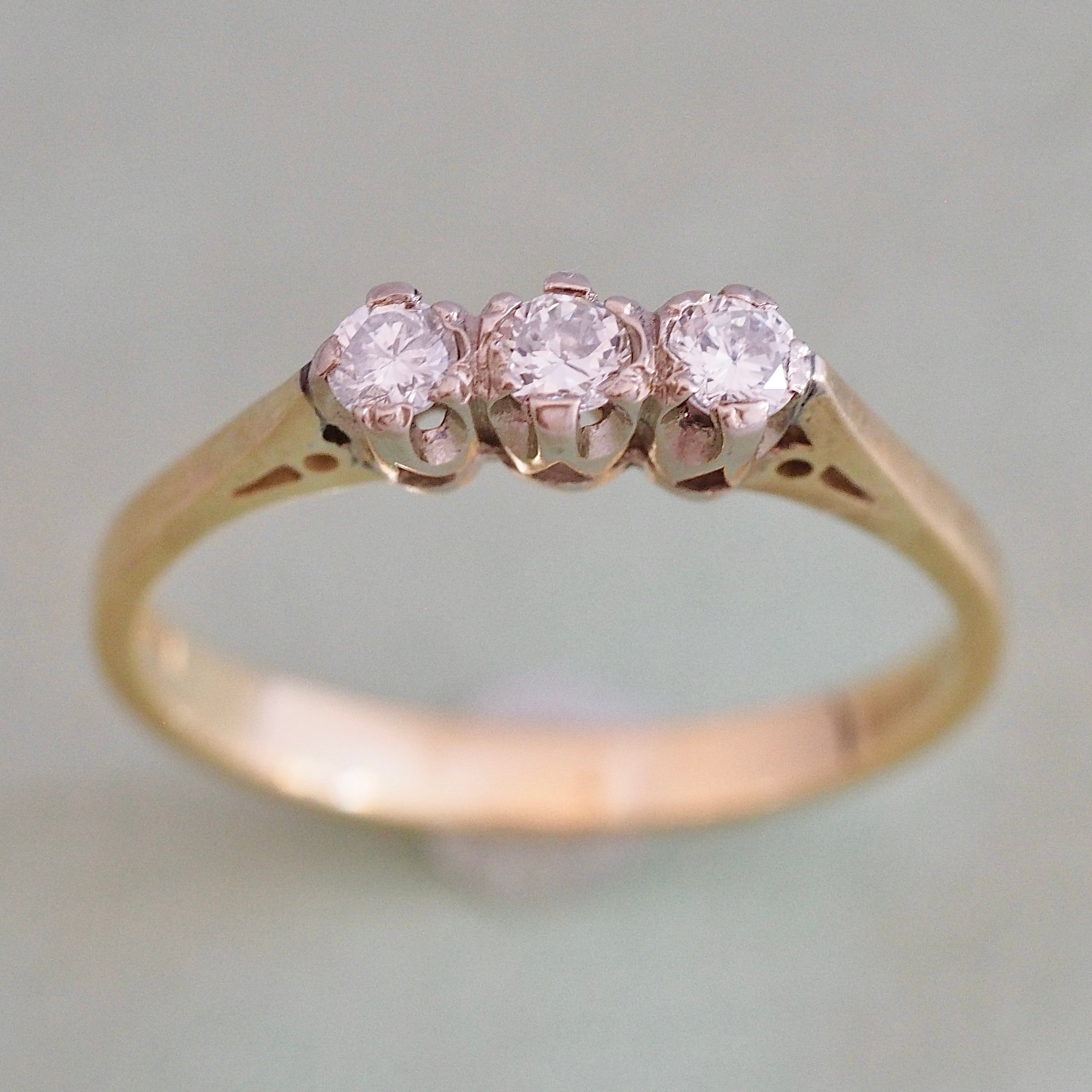 Vintage 18k Gold Diamond Trilogy Ring