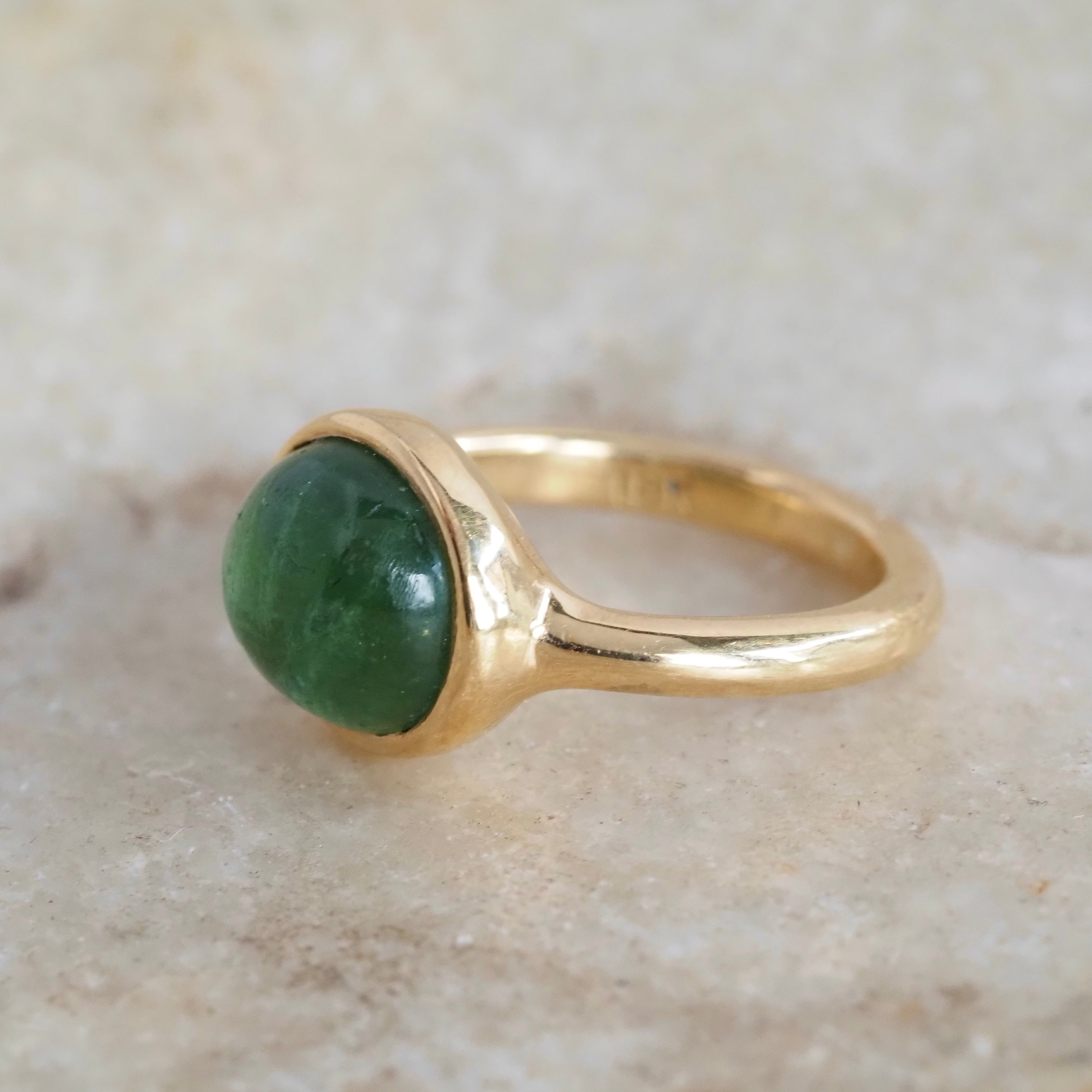 Vintage 18k Gold Green Tourmaline Cabochon Ring