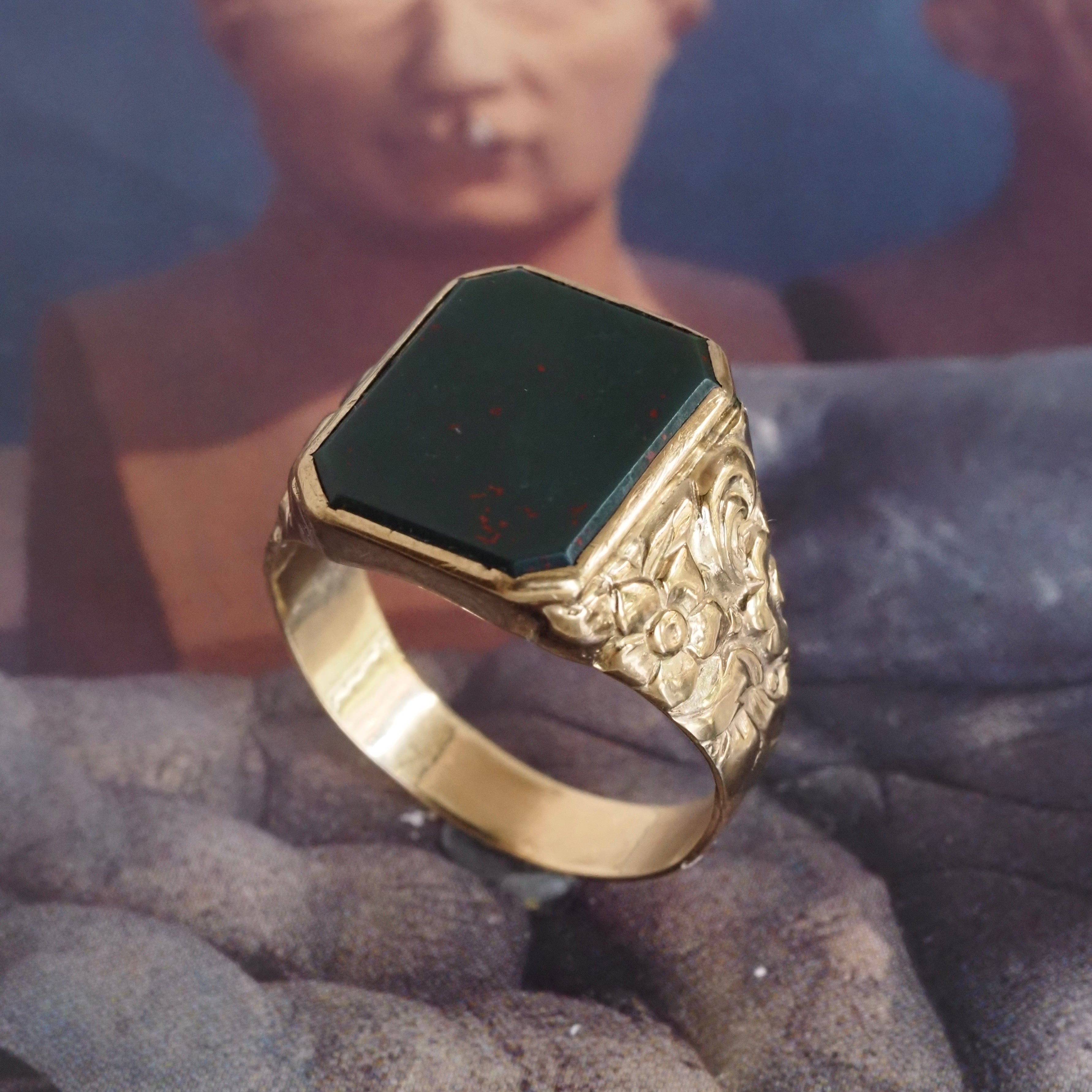 Vintage Bloodstone Floral 8k Gold Signet Ring