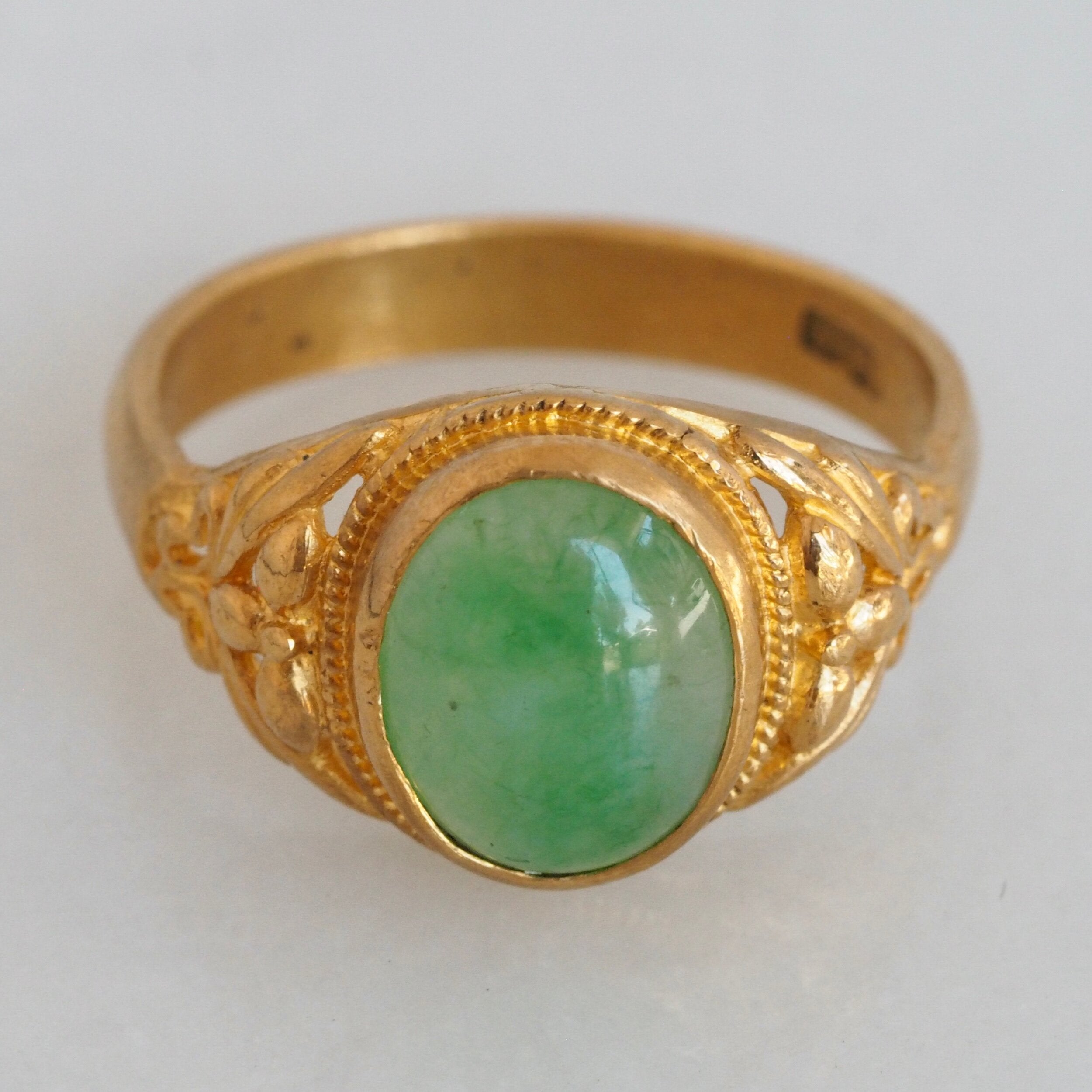 Antique 24k Gold Cabochon Jade Ring