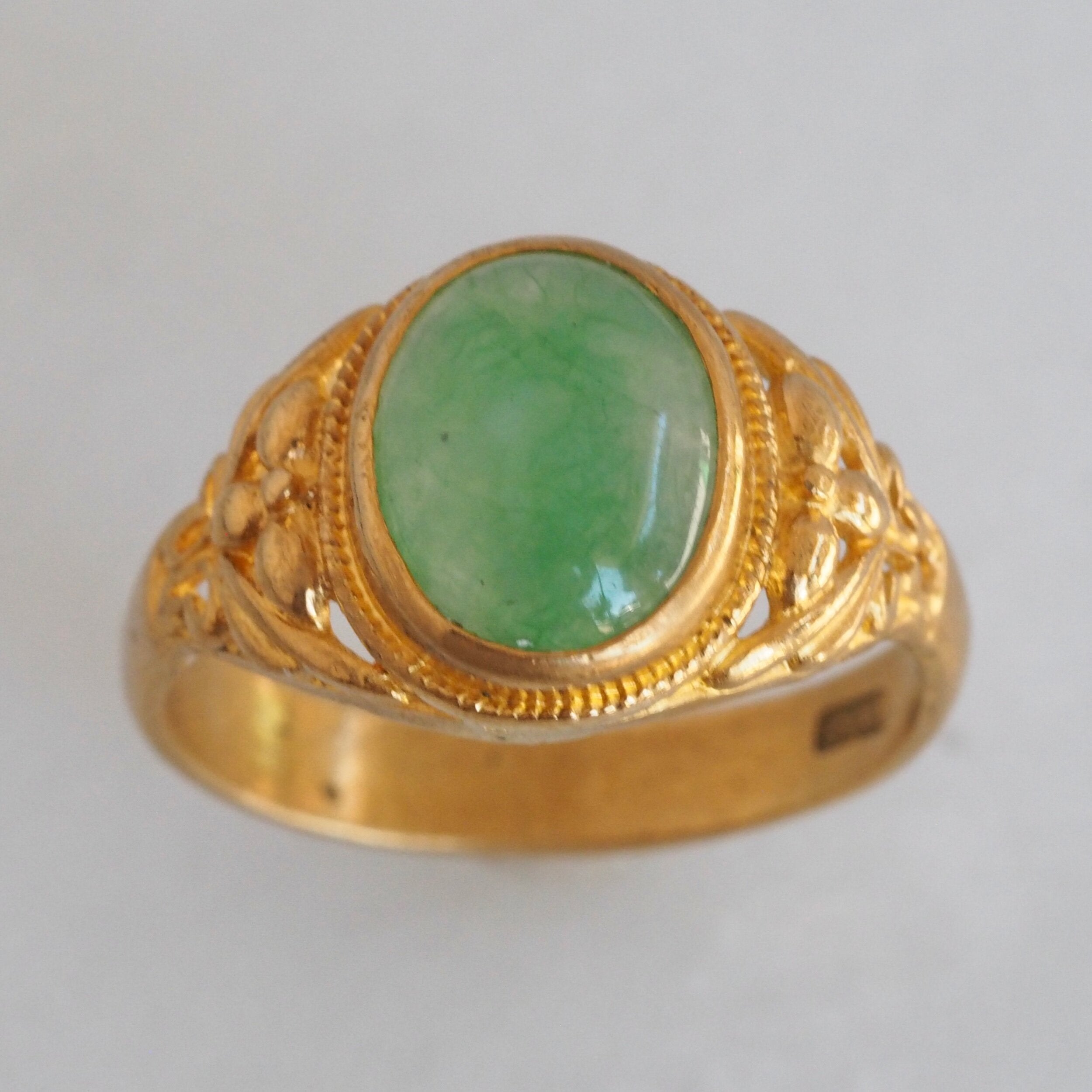 Antique 24k Gold Cabachon Jade Ring