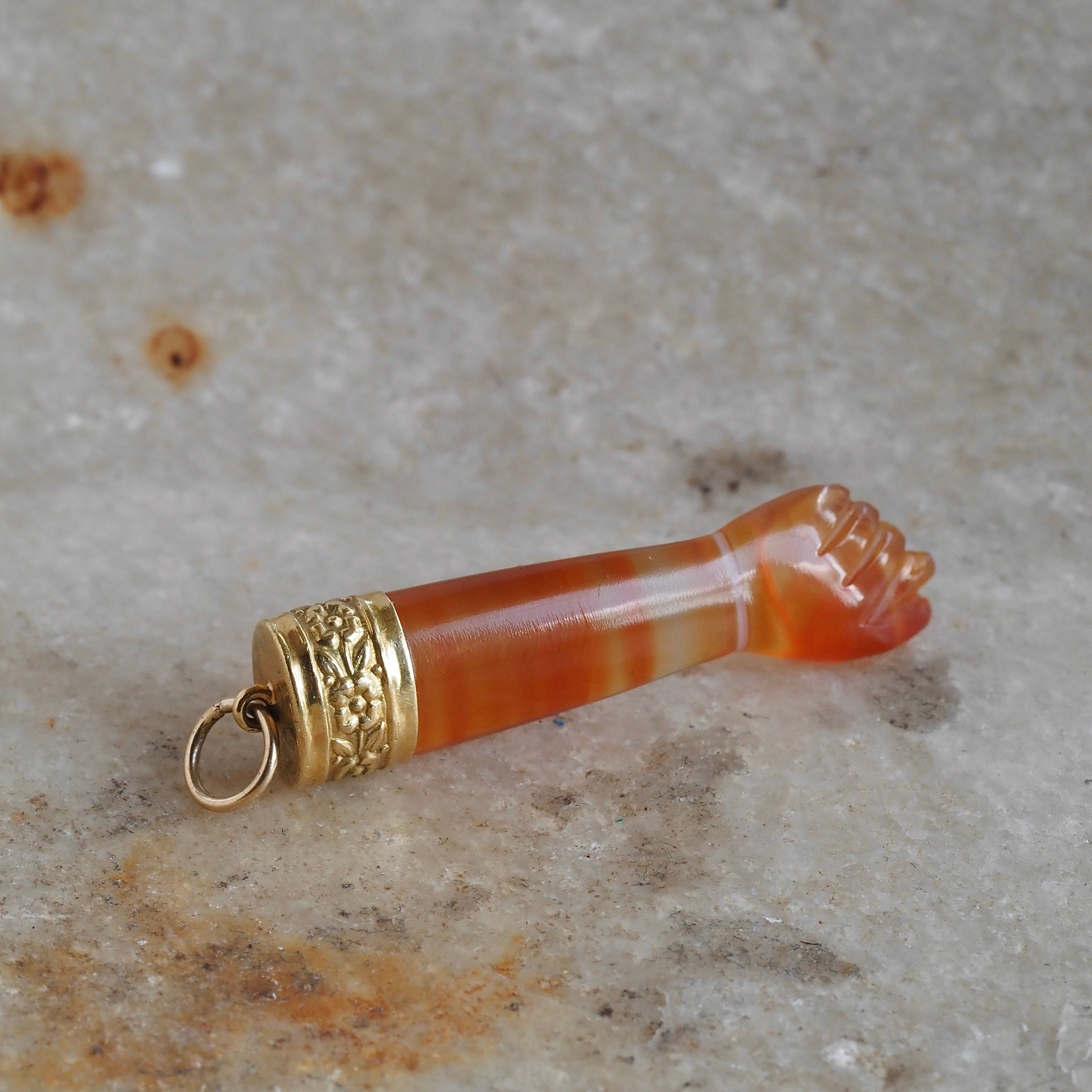 Antique Mano Figa Agate 18k Gold Pendant