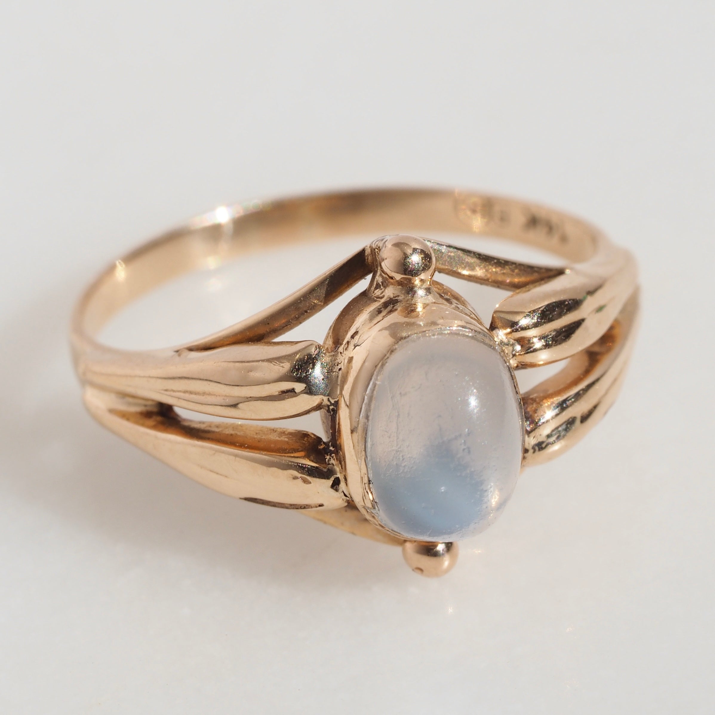 Vintage 14k Gold Sugarloaf Moonstone Ring