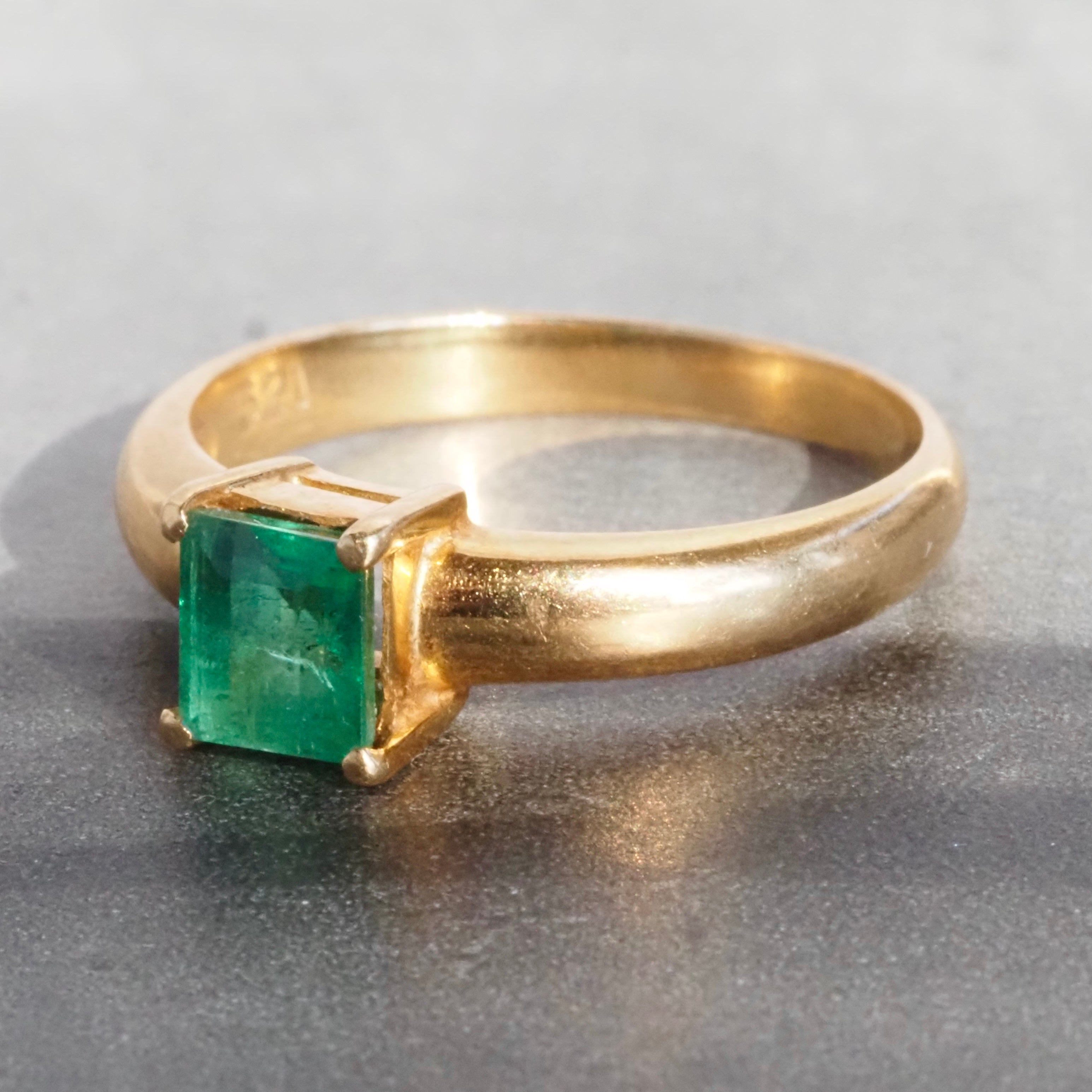 Vintage Emerald 18k Gold Solitaire Ring