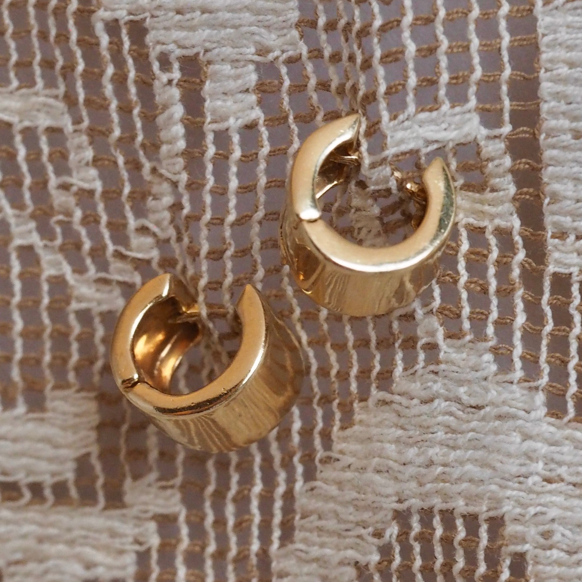 Vintage 14k Gold Hinged Huggie Hoops