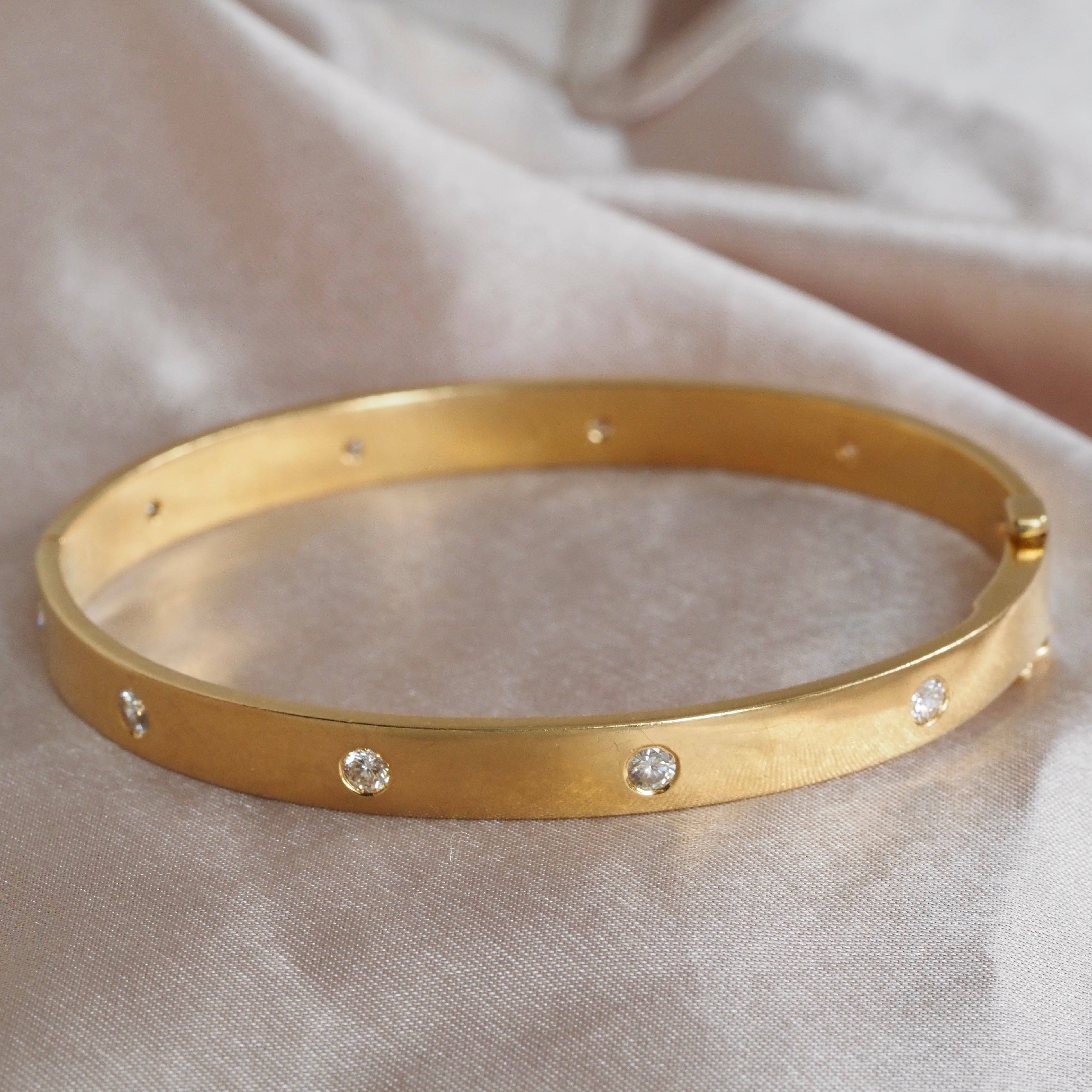 Vintage 18k Gold Diamond Oval Hinged Bangle