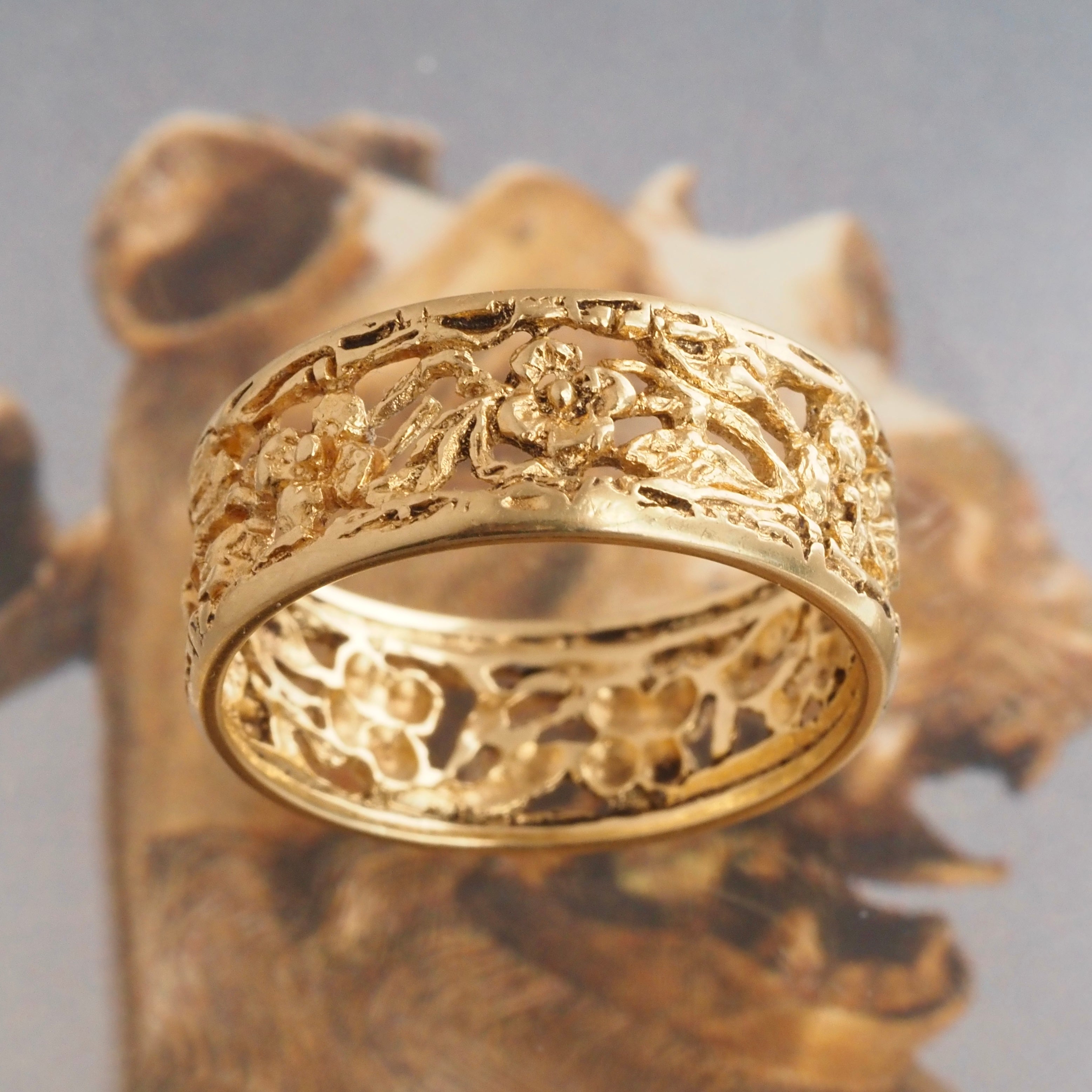 Vintage Floral 18k Gold Band