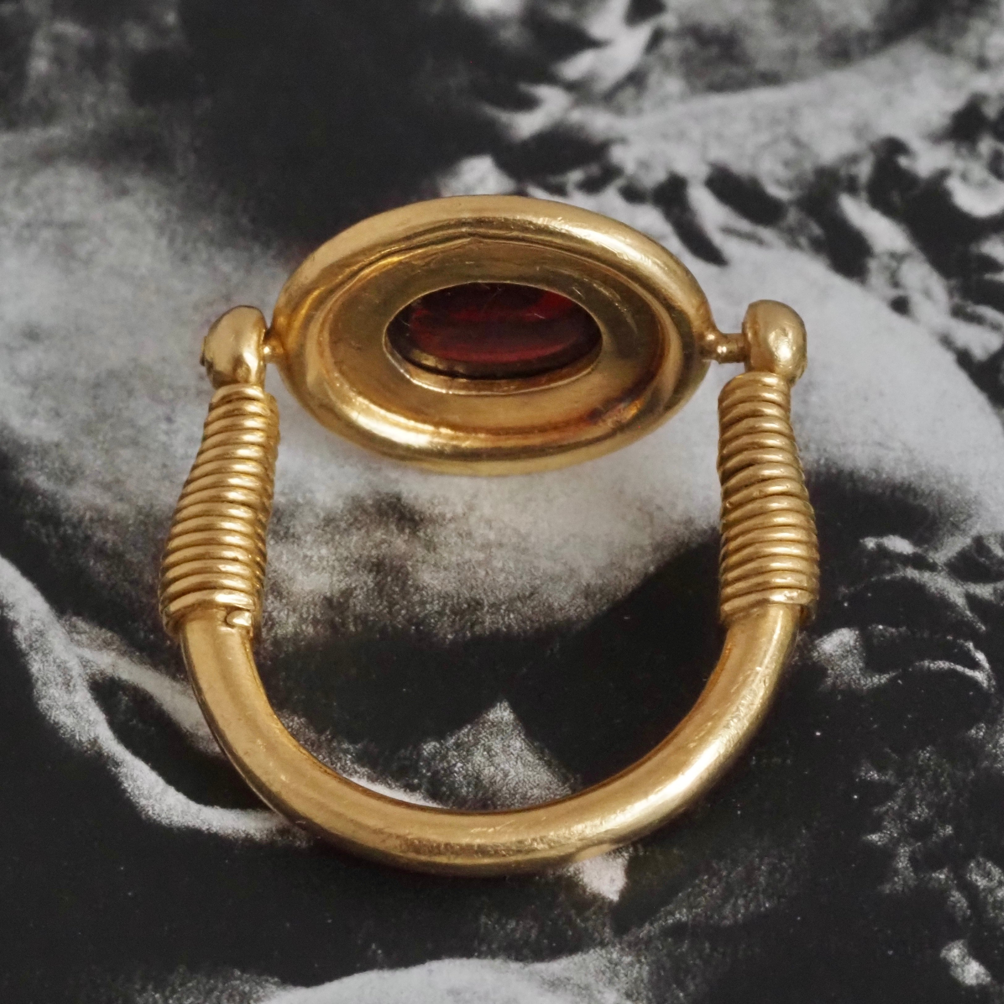 Vintage 22k Gold Ancient Egyptian Style Cabochon Garnet Swivel Ring