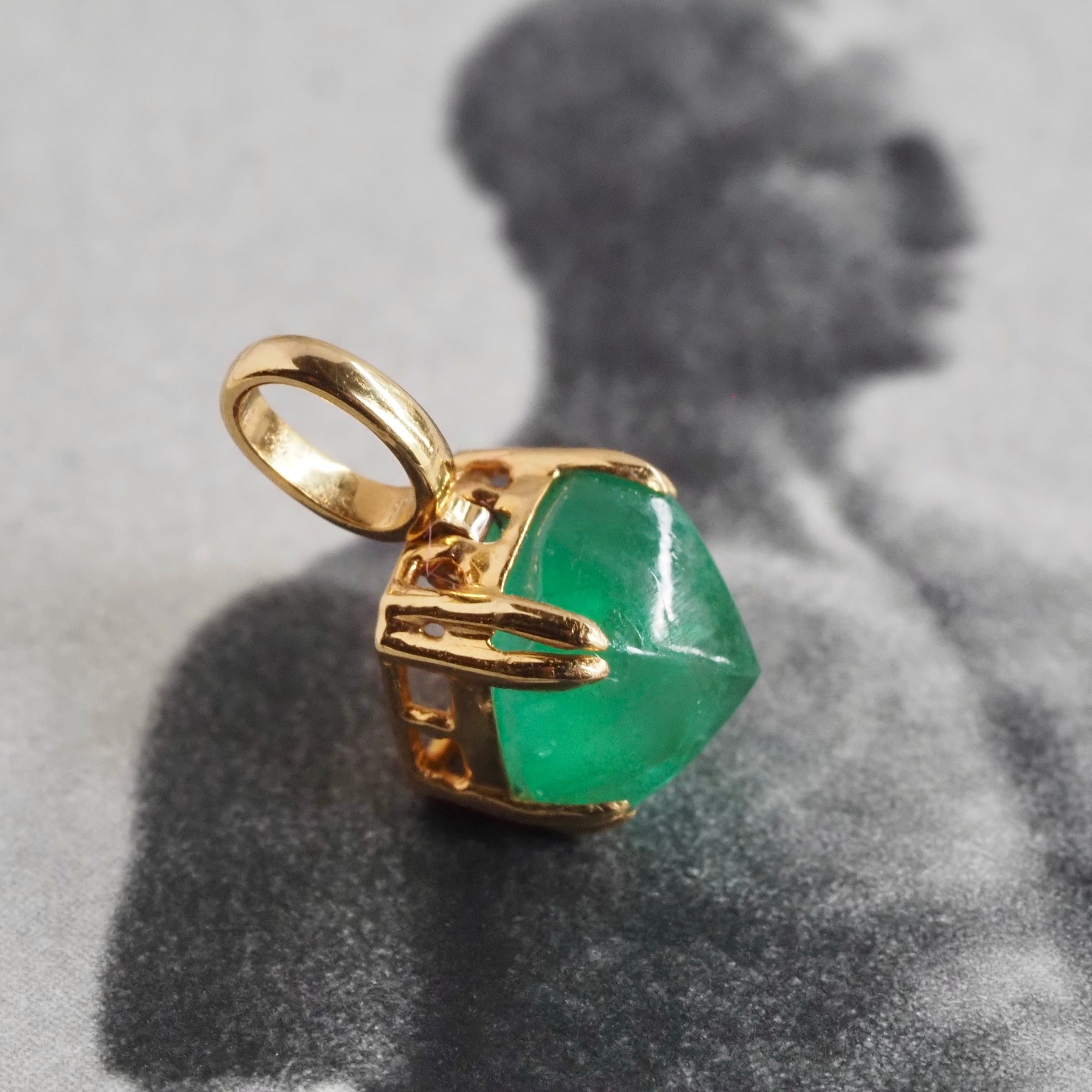 Emerald Sugarloaf 18k Gold Pendant