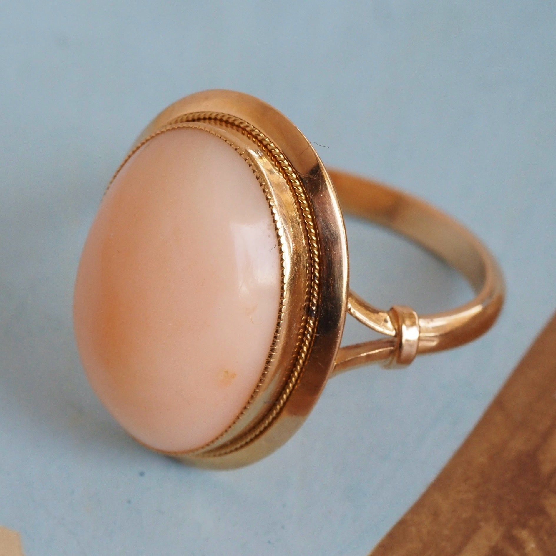 Vintage Cabochon Angel Skin Coral 18k Gold Ring