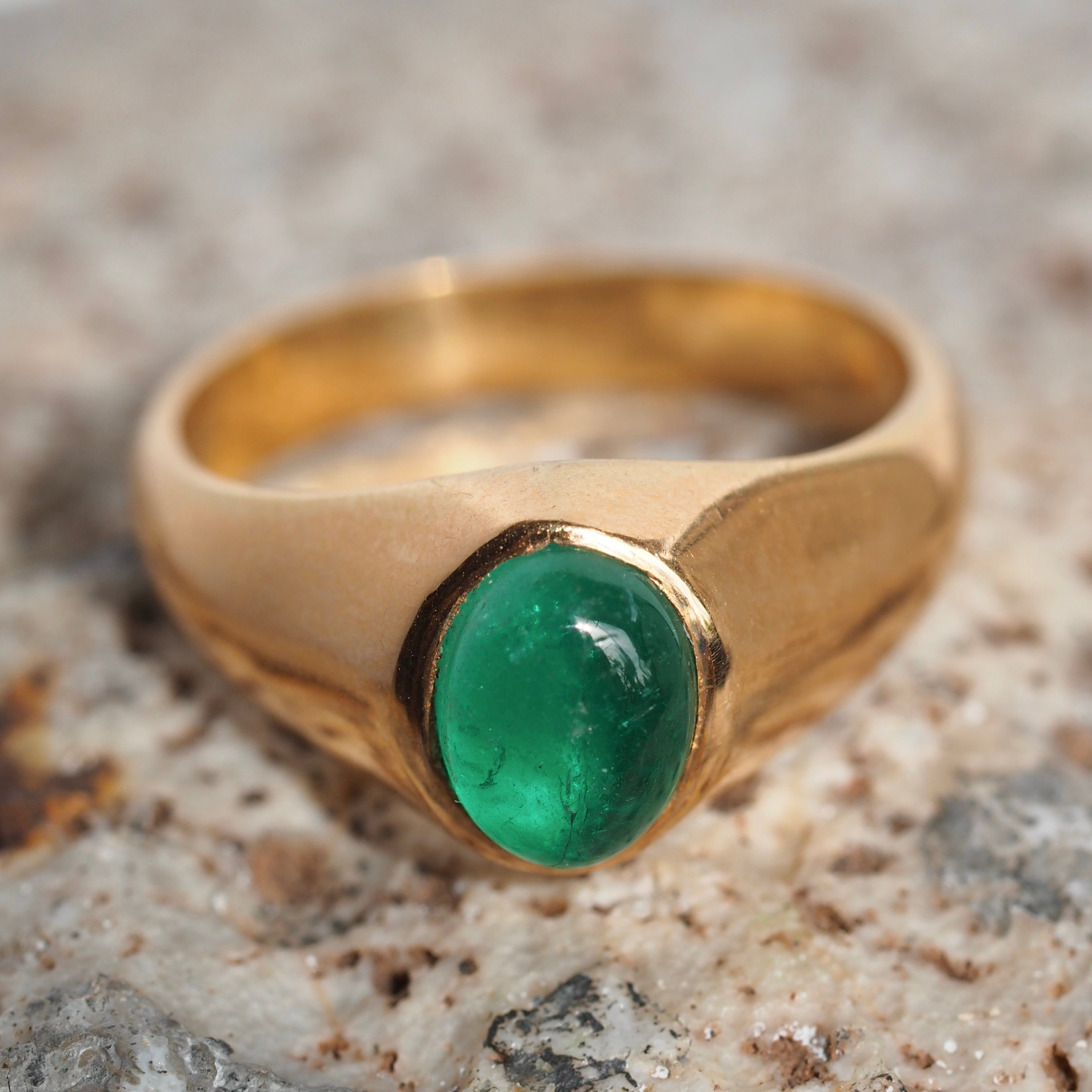 Vintage 18k Gold Cabachon Emerald Dome Ring