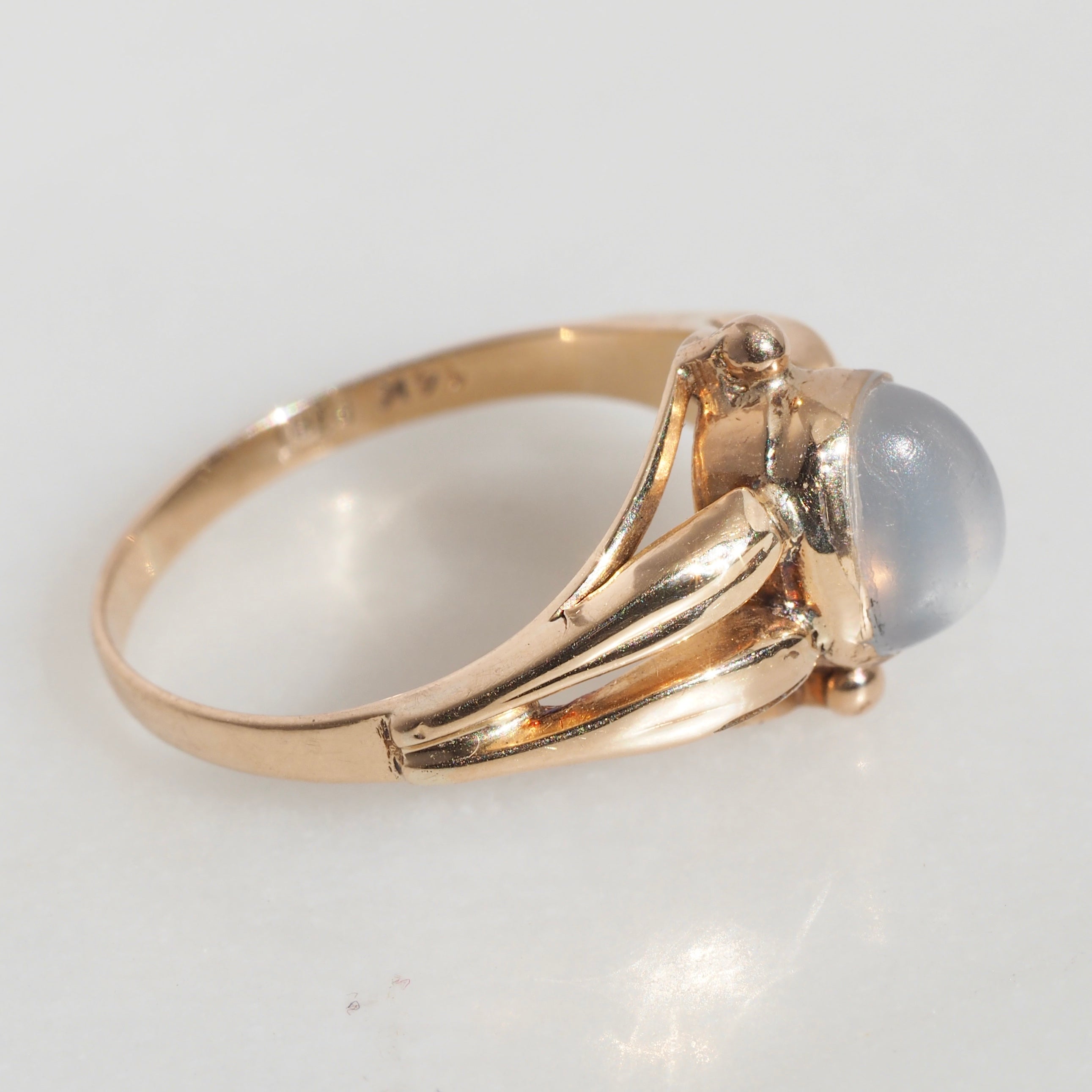 Vintage 14k Gold Sugarloaf Moonstone Ring
