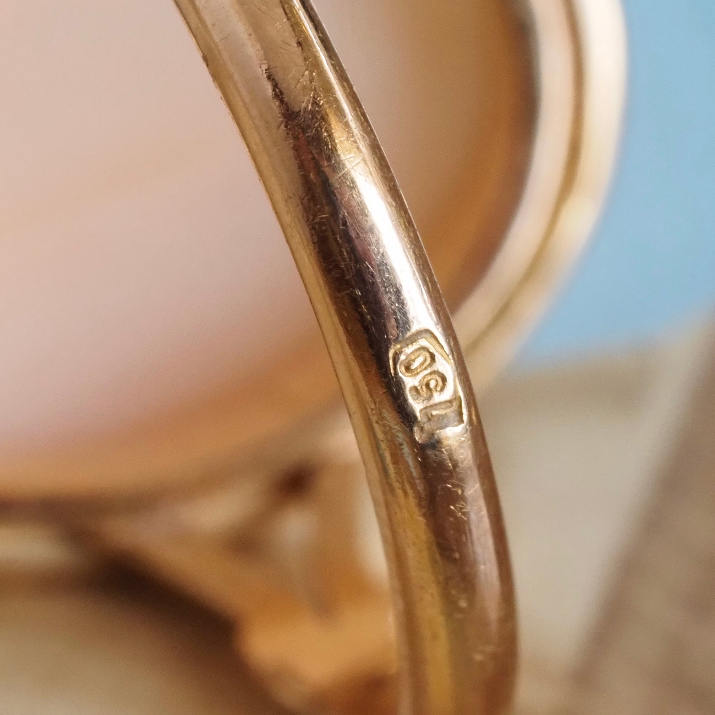 Vintage Cabochon Angel Skin Coral 18k Gold Ring