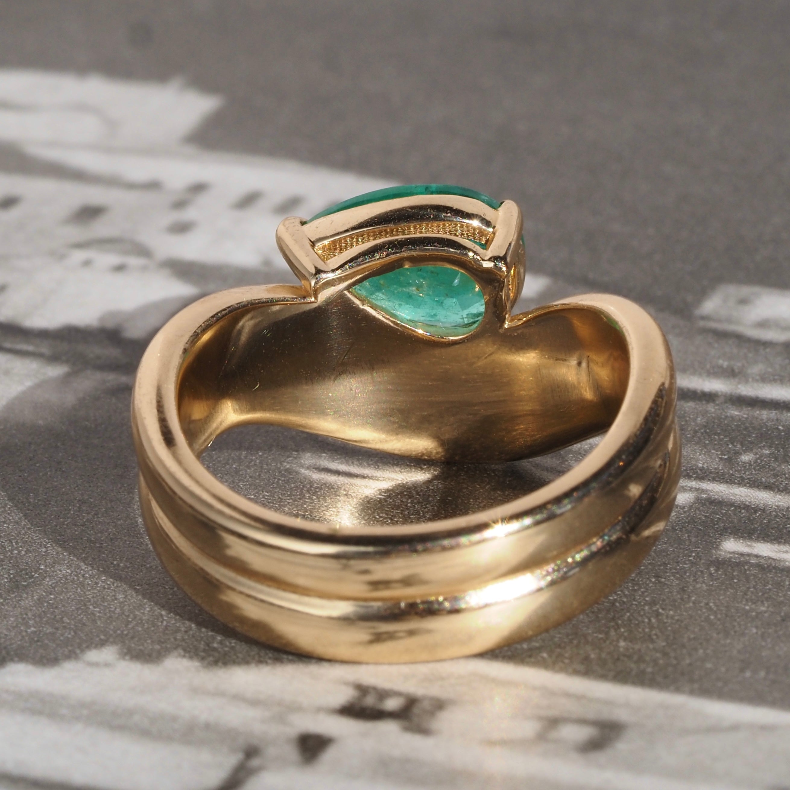 Vintage Modernist Style Pear Cut Emerald 14k Gold Double Wave Ring