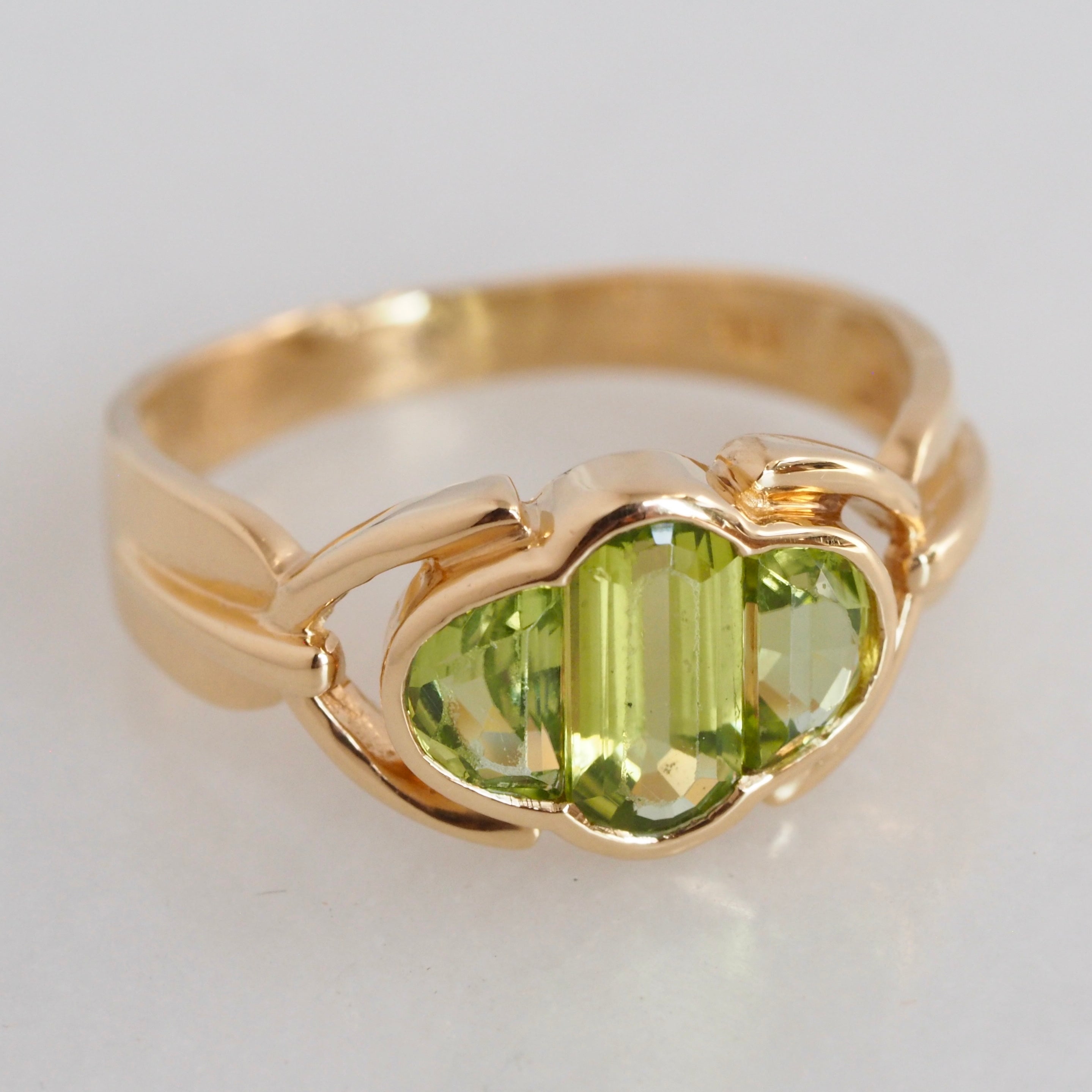 Vintage 18k Gold Caliber Cut Peridot Ring