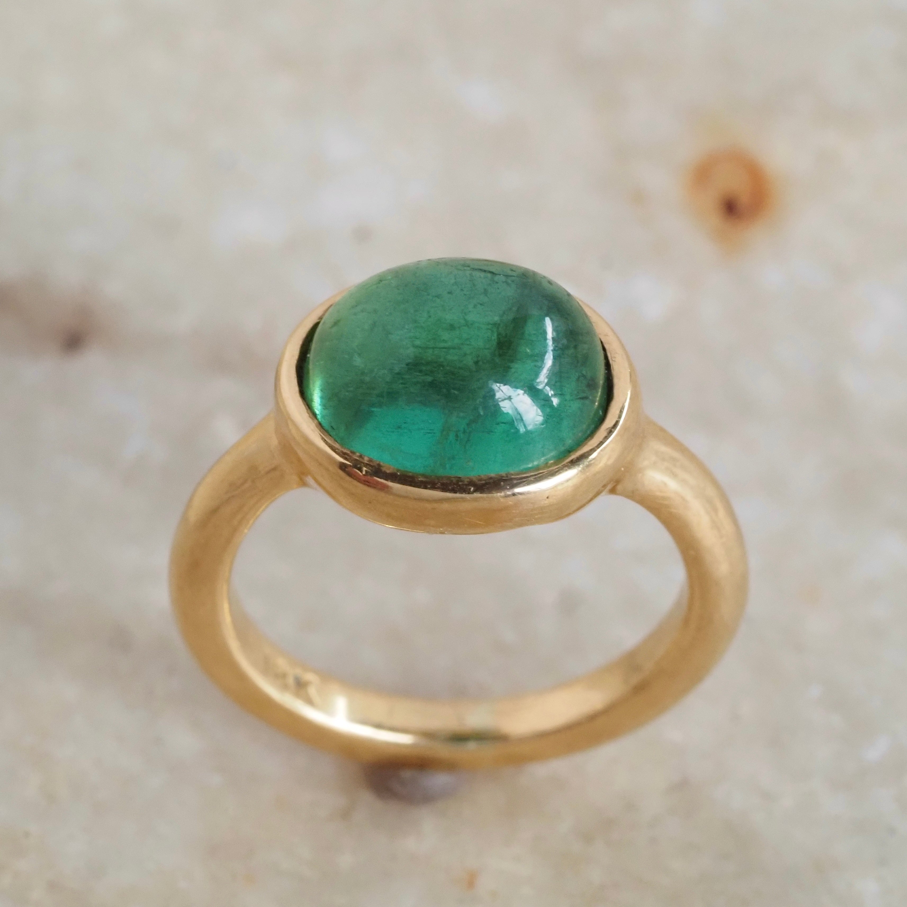 Vintage 18k Gold Green Tourmaline Cabochon Ring