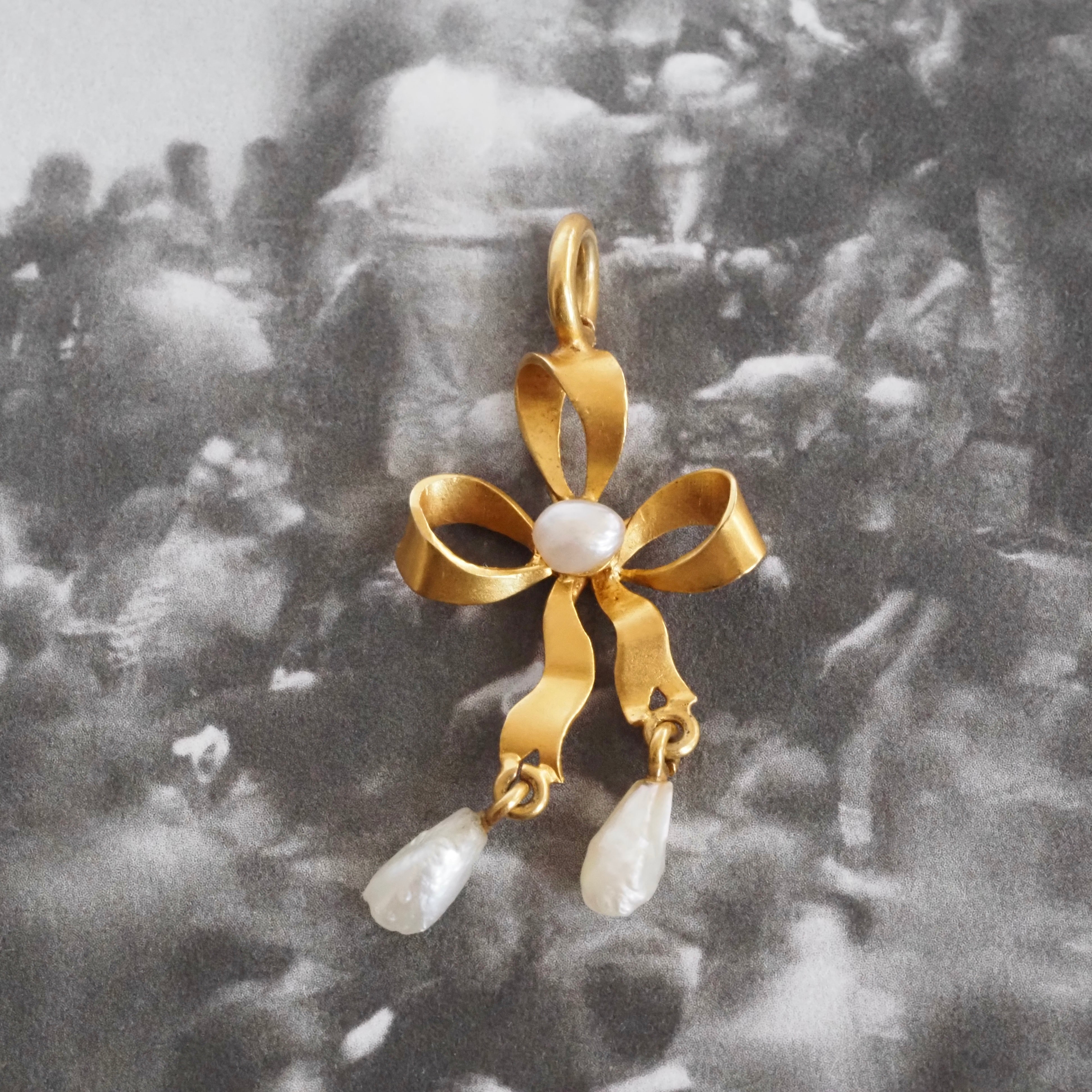 Vintage Pearl 18k Gold Bow Charm Pendant