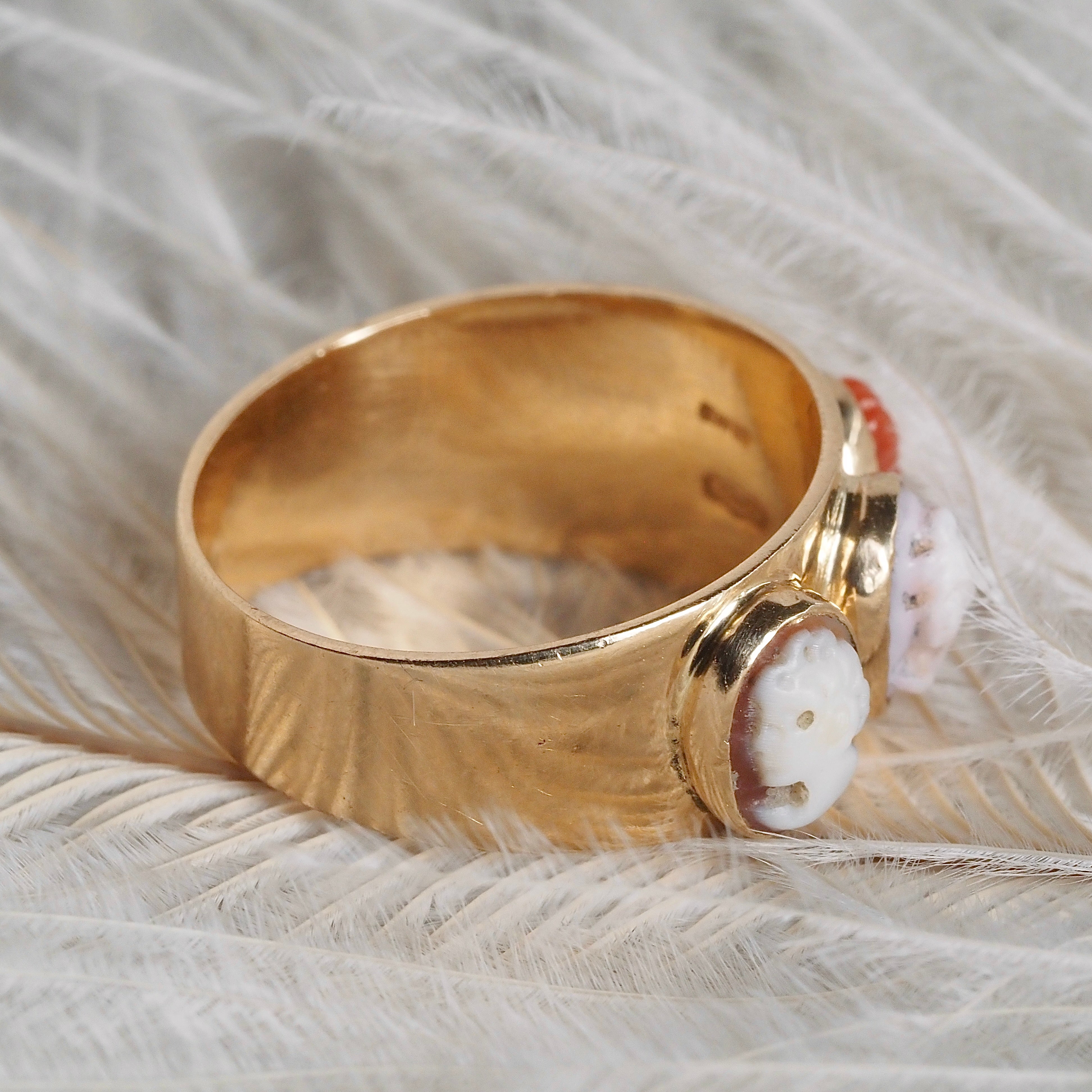 Vintage Cameo Coral Mother of Pearl and Shell 14k Gold Ring