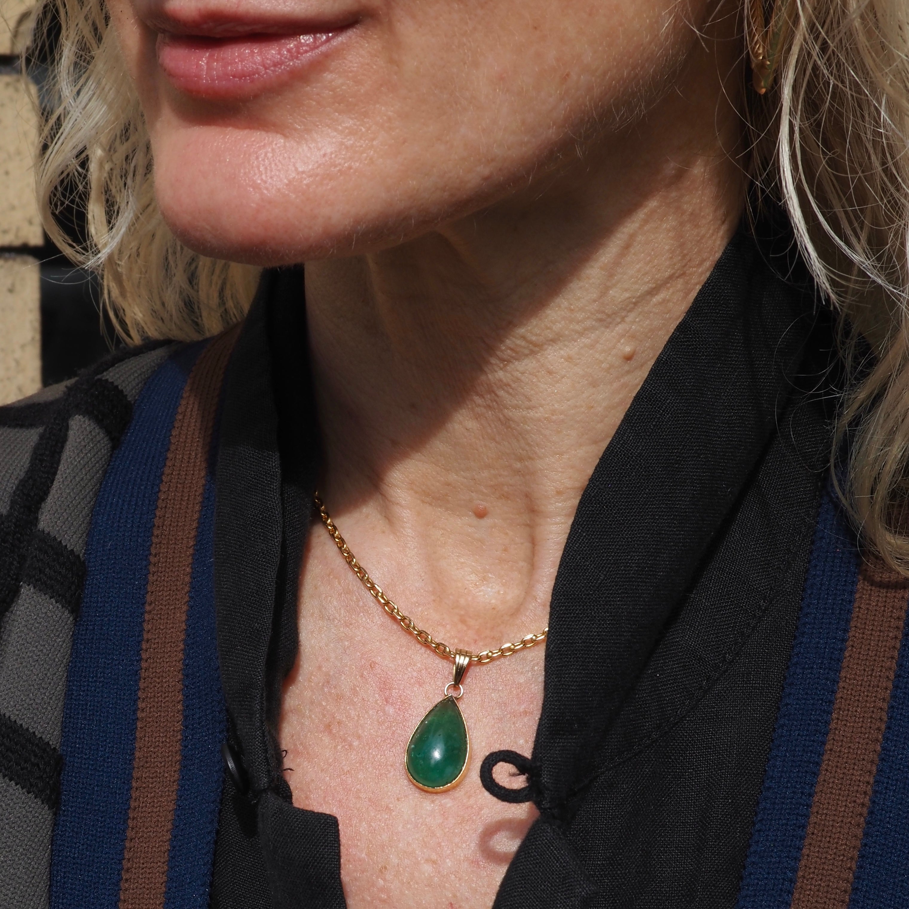 Vintage Teardrop Emerald Cabochon 18k Gold Pendant
