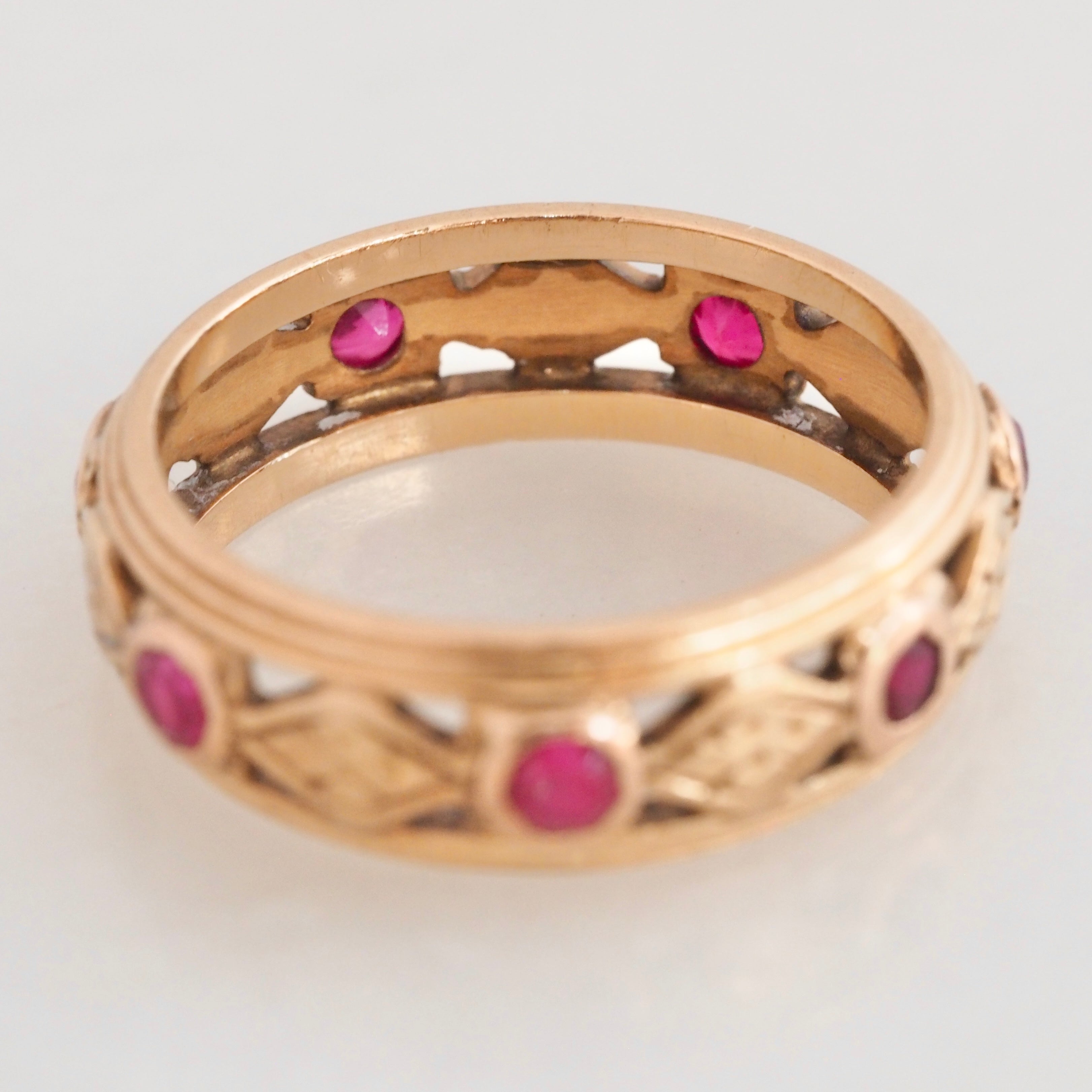 Antique 14k Gold Ruby Engraved Kite Cutout Band