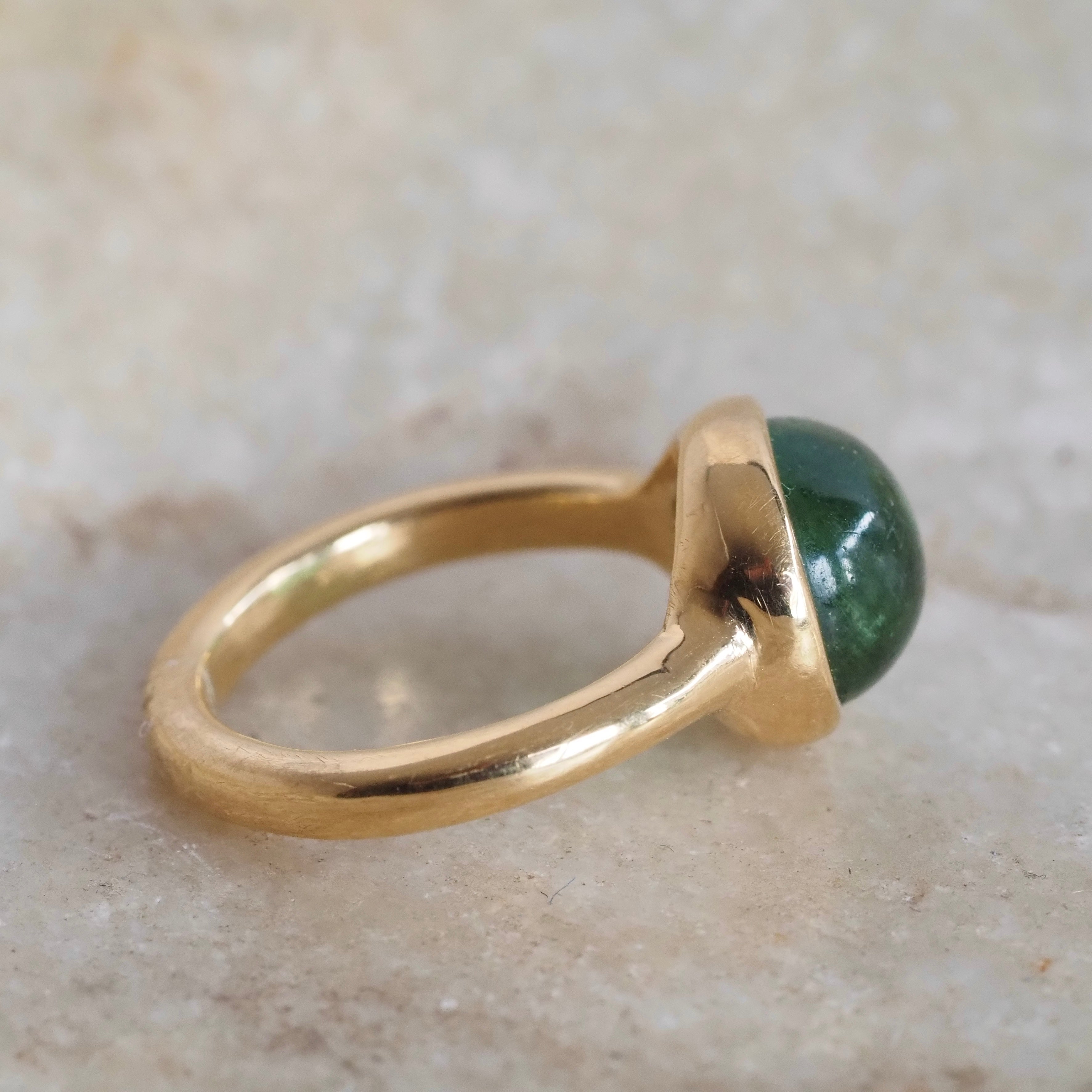Vintage 18k Gold Green Tourmaline Cabochon Ring