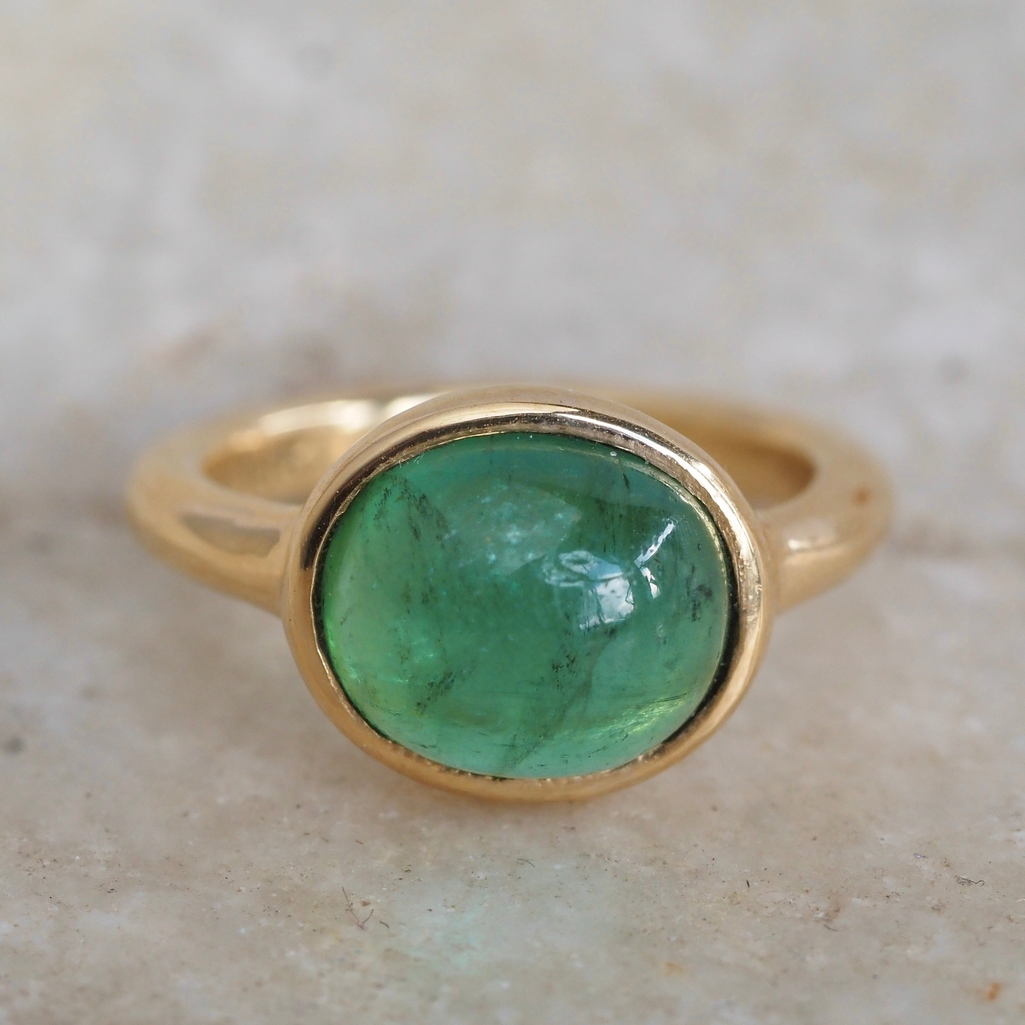 Vintage 18k Gold Green Tourmaline Cabochon Ring