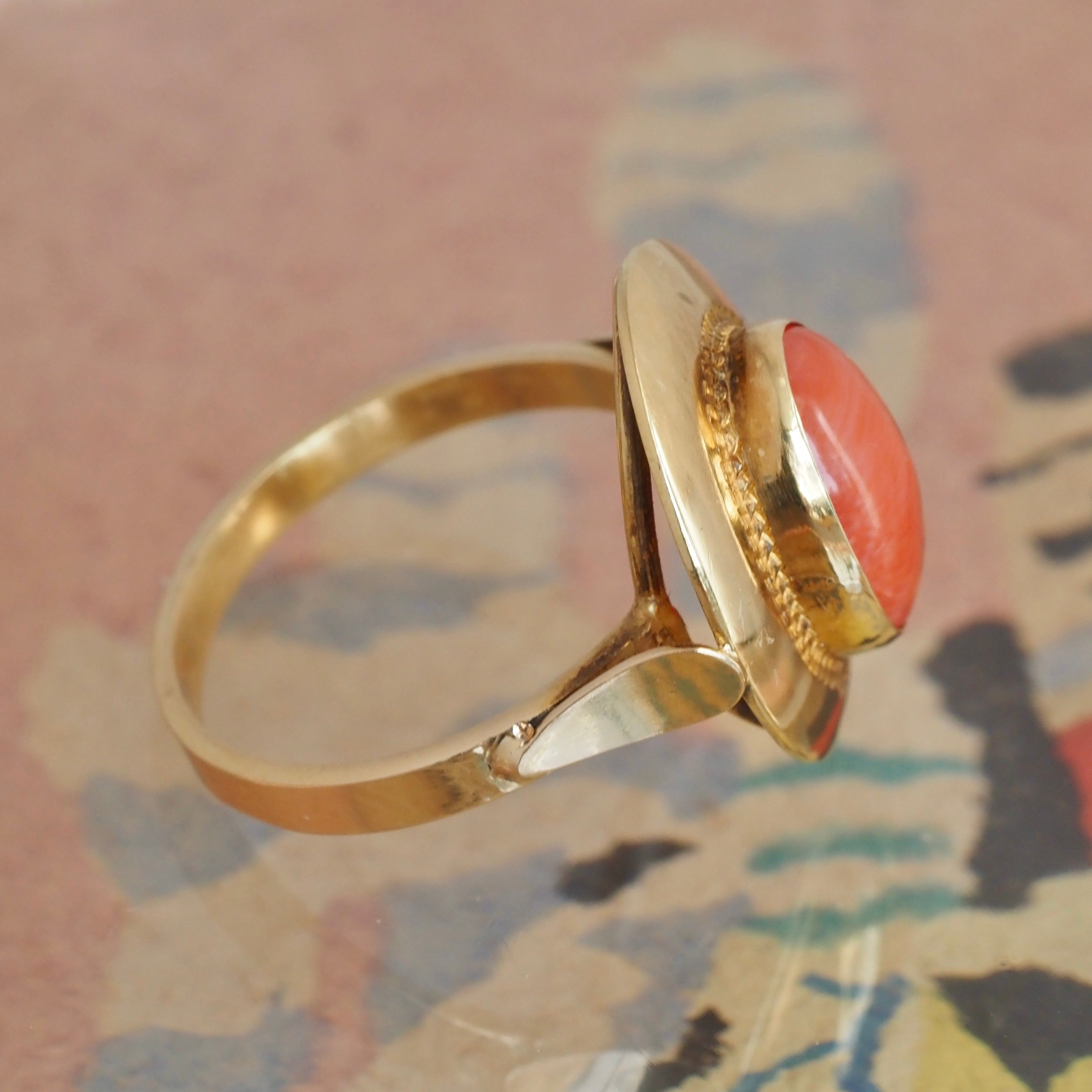 Vintage Italian Coral 18k Gold Ring
