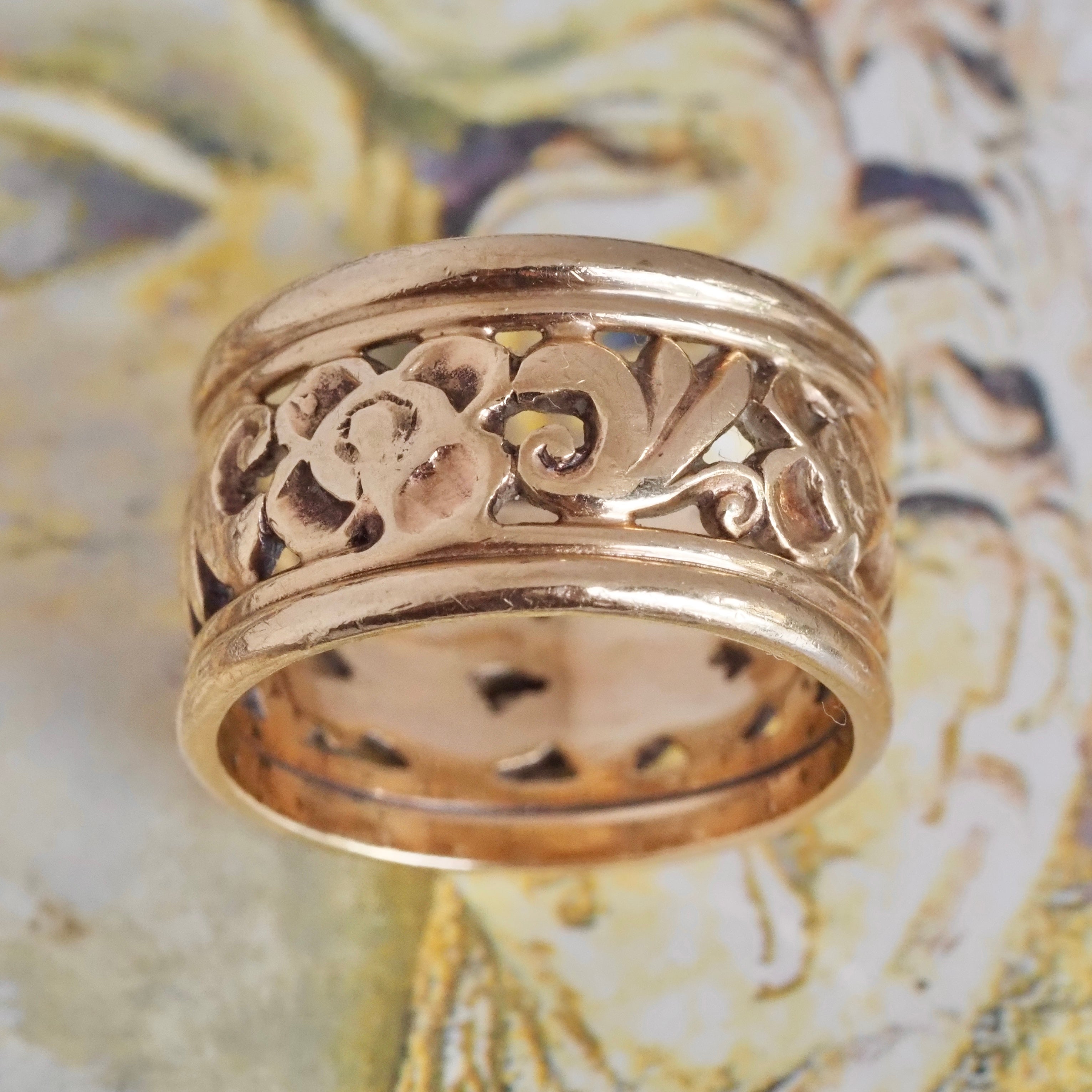 Antique Floral Wide 9k Gold Band