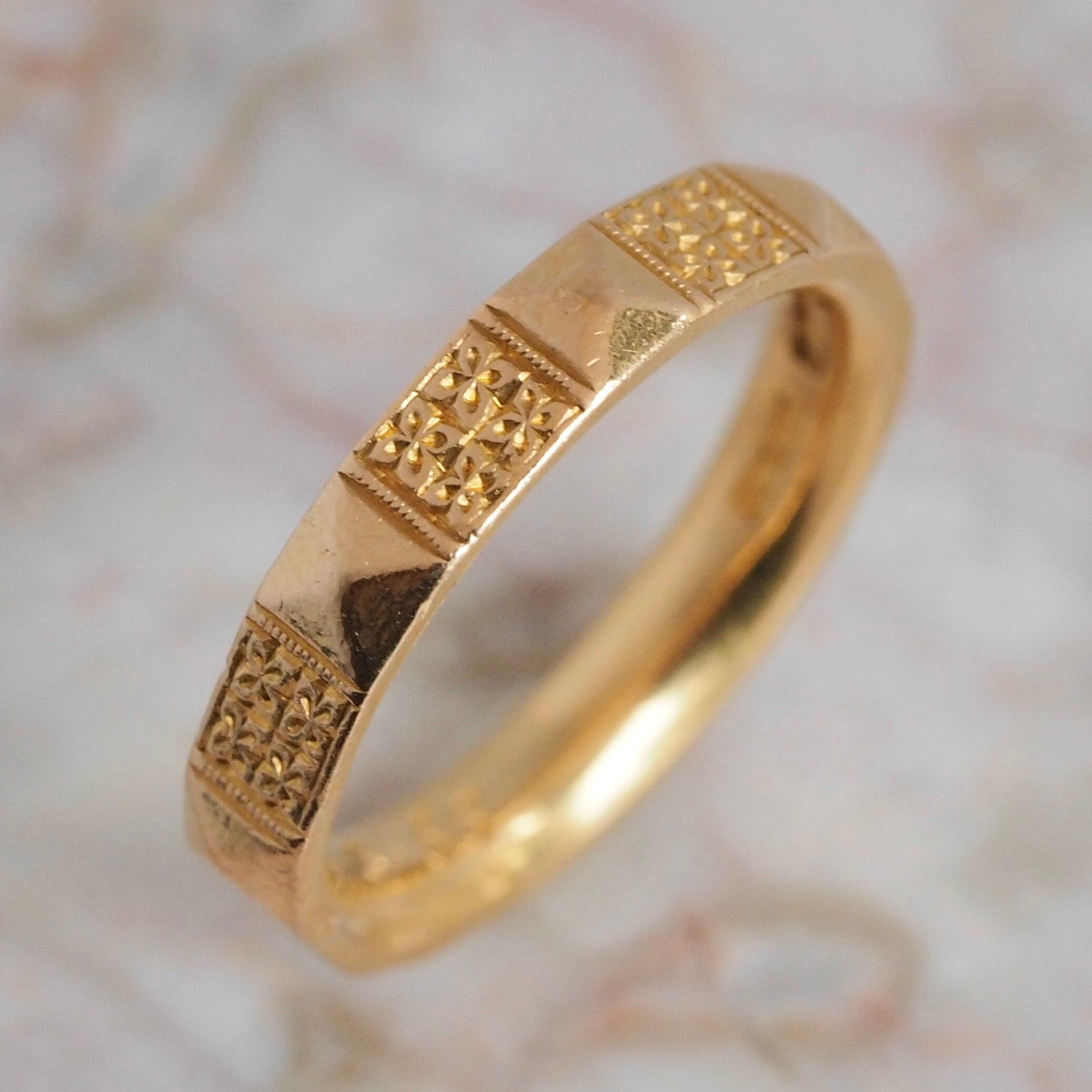 Mid-Century 22k Gold English Motif Band