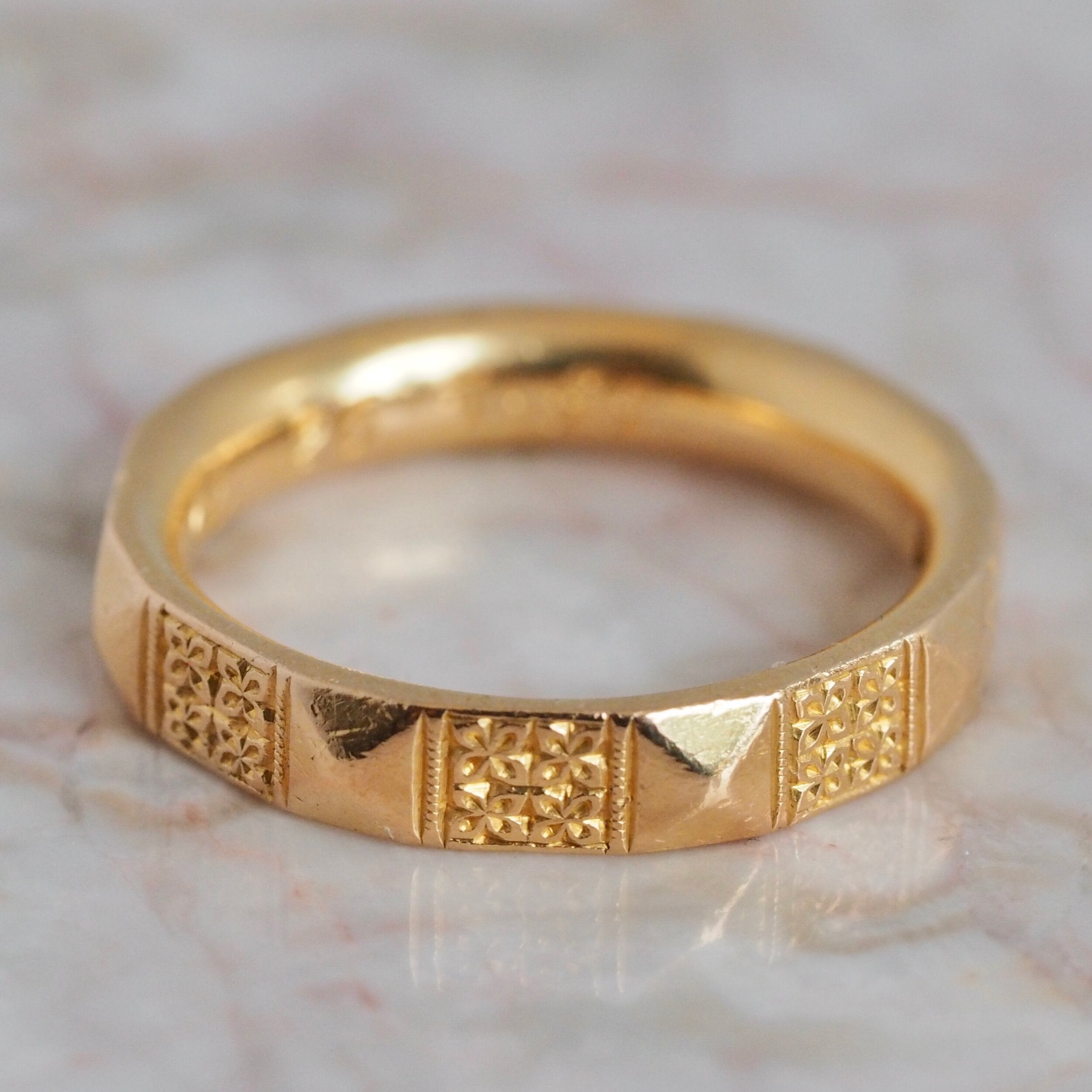 Mid-Century 22k Gold English Motif Band