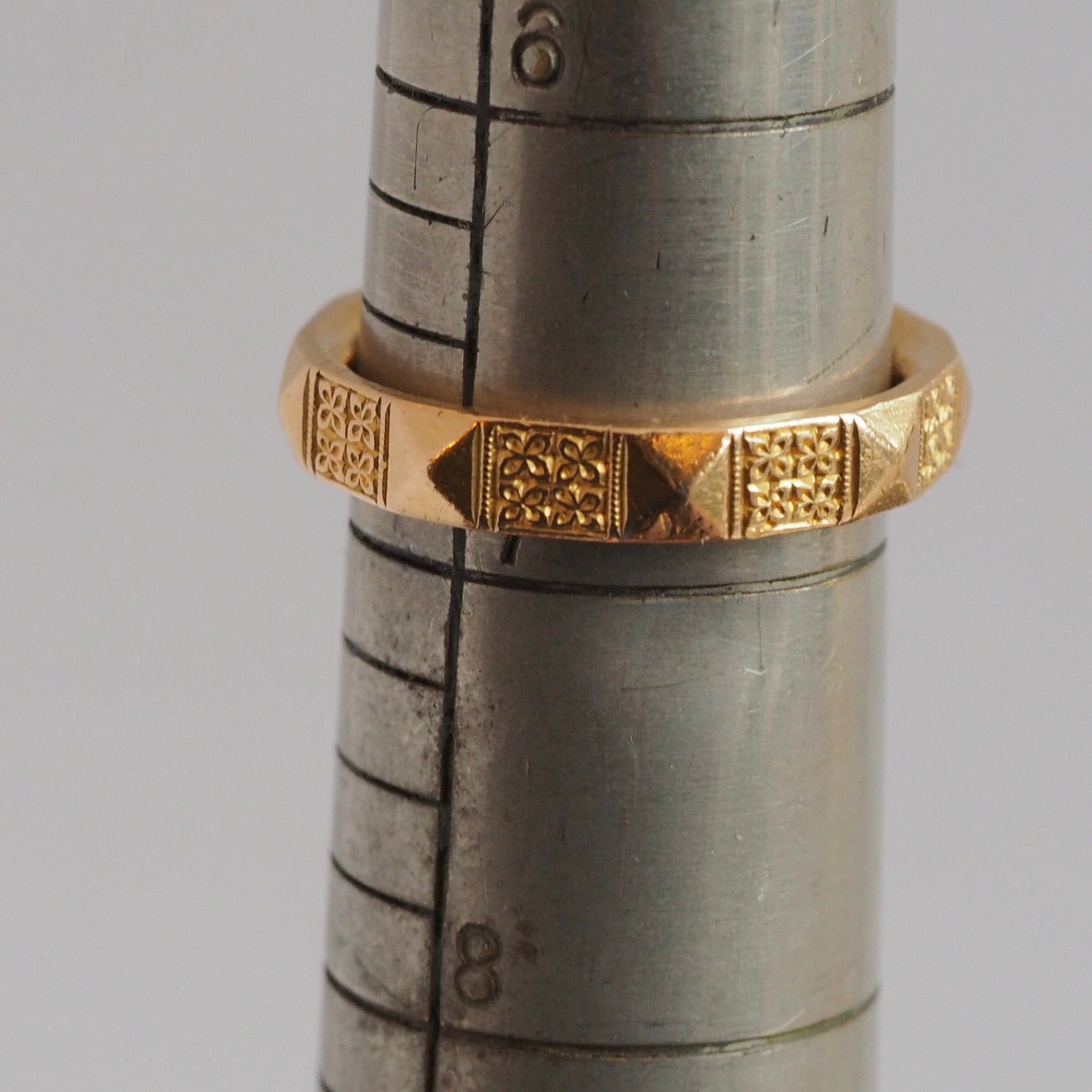 Mid-Century 22k Gold English Motif Band
