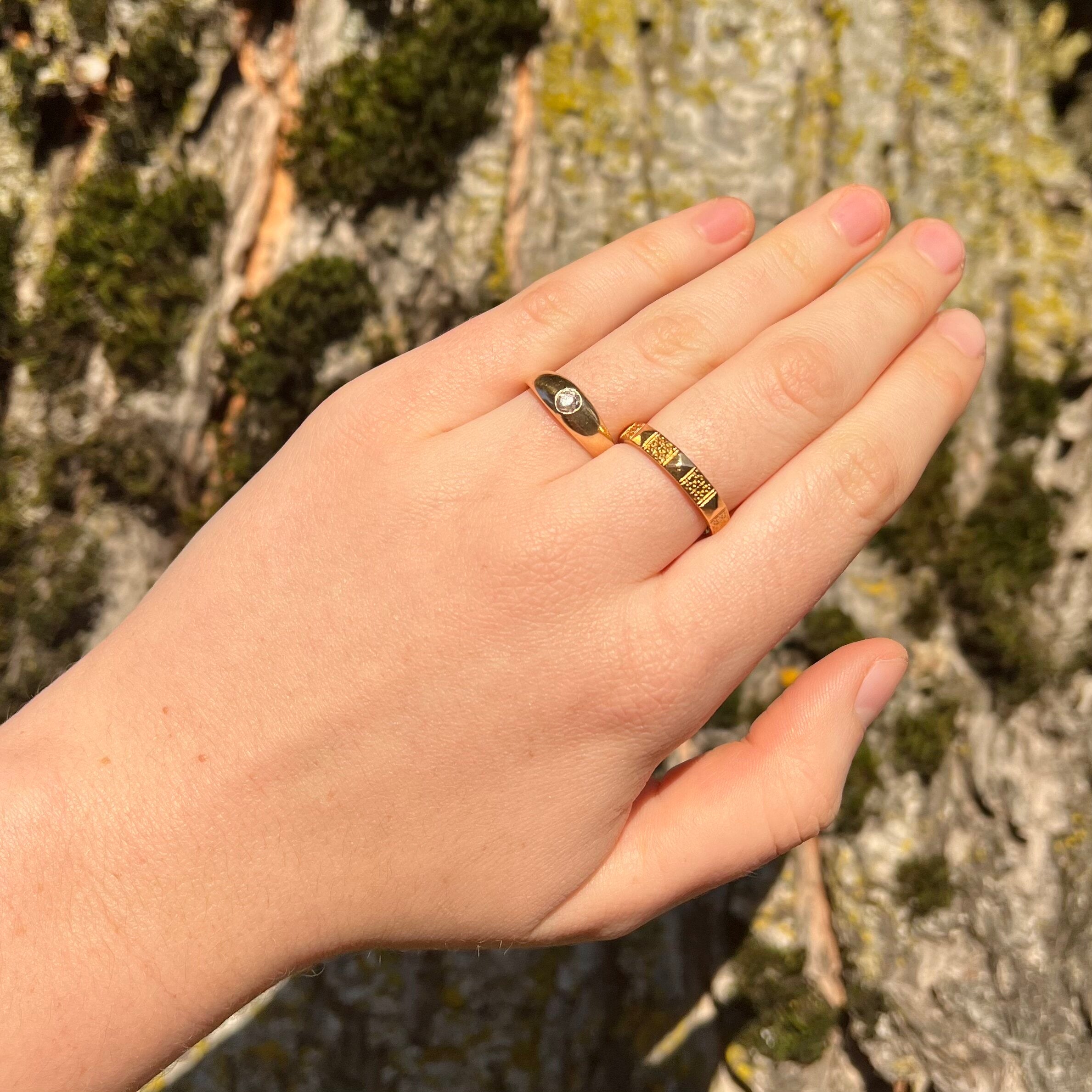 Mid-Century 22k Gold English Motif Band