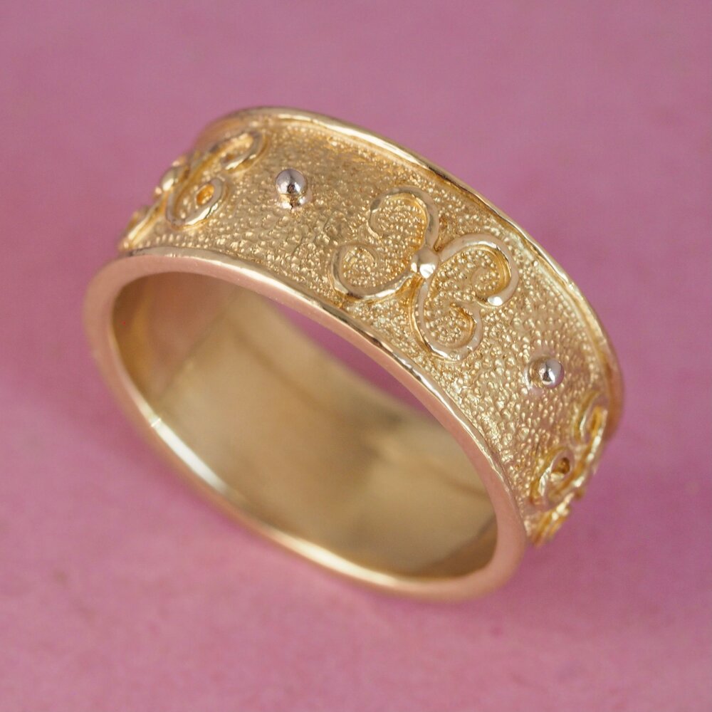 Vintage 18k Gold Motif Wide Band