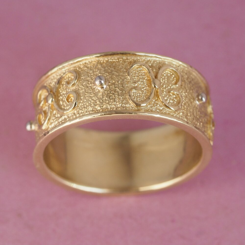 Vintage 18k Gold Motif Wide Band