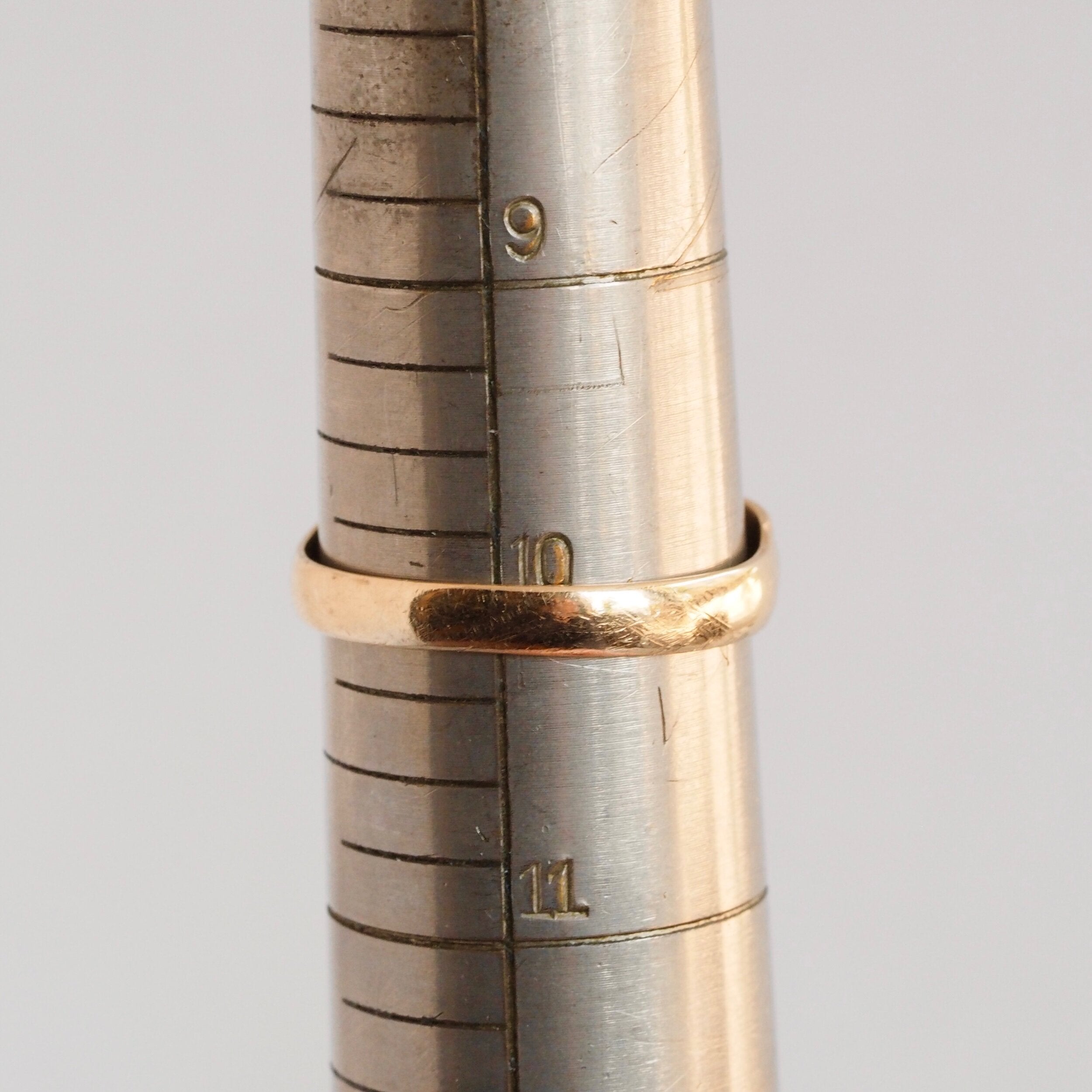 Vintage English 9k Gold Shield Signet Ring