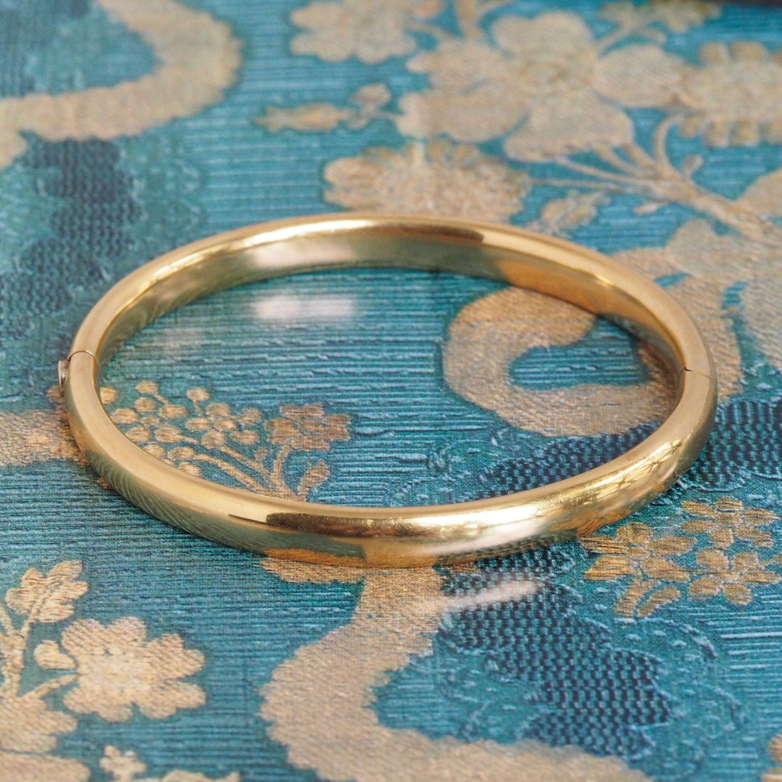 Vintage Italian 18k Gold Puffy Hinged Bangle