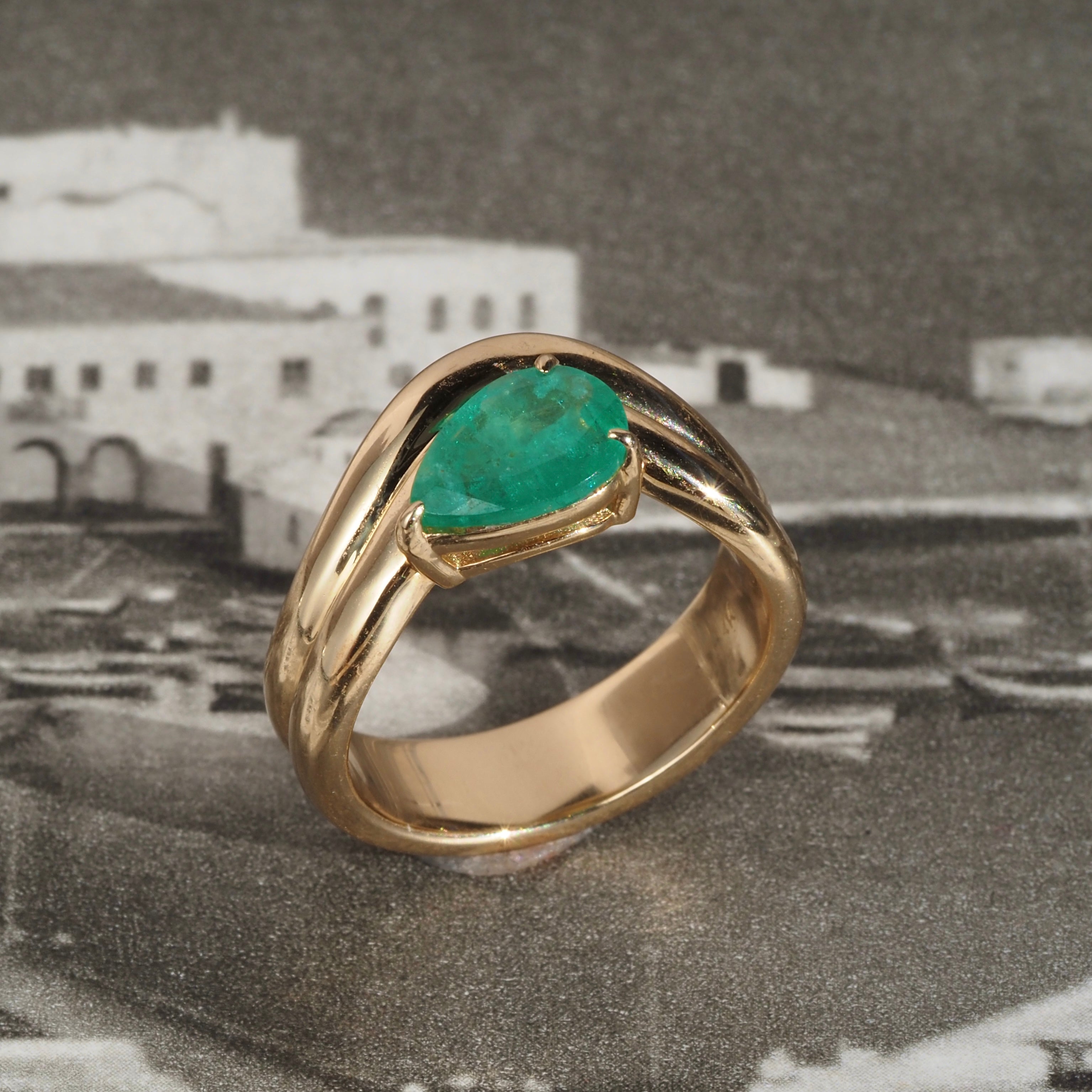 Vintage Modernist Style Pear Cut Emerald 14k Gold Double Wave Ring
