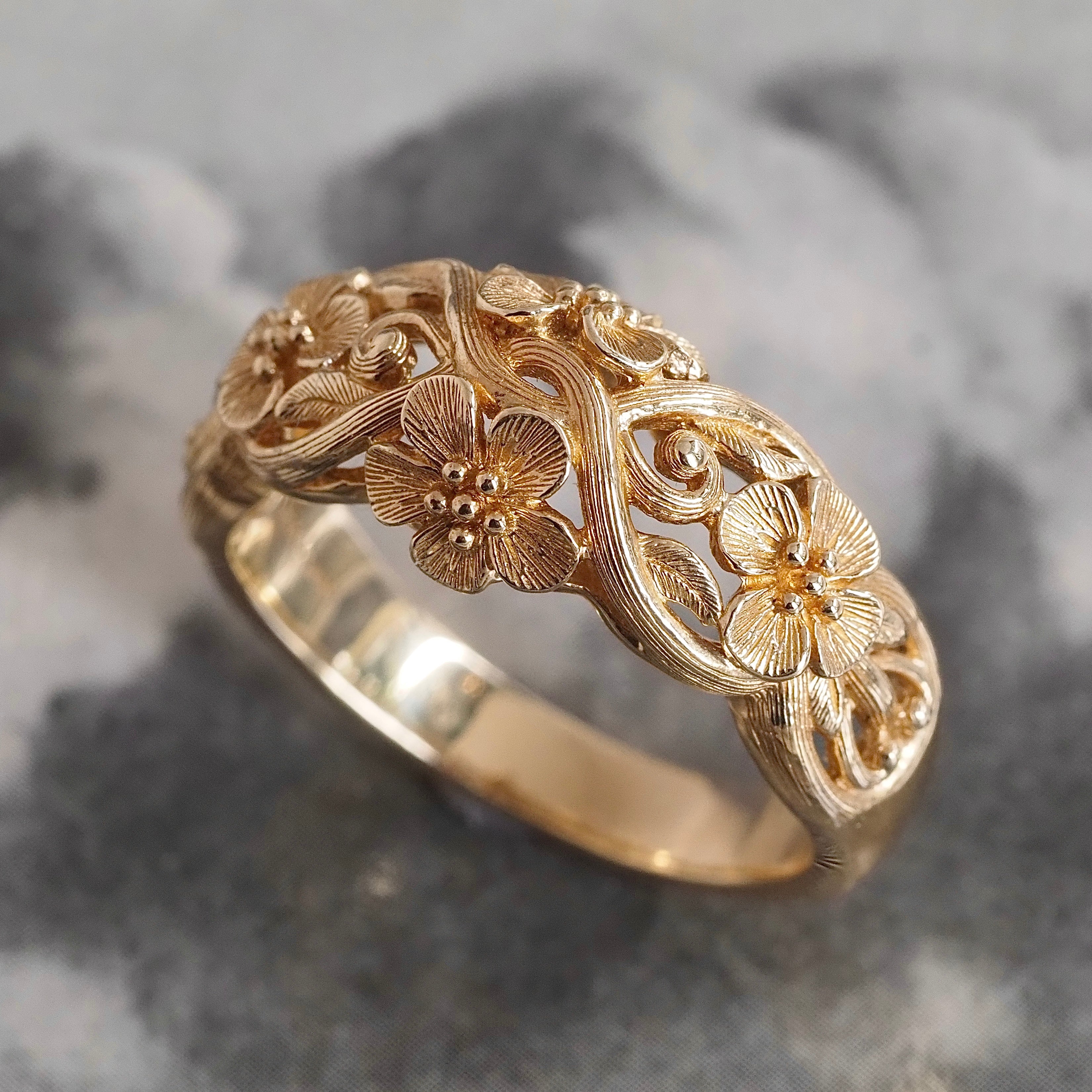 Vintage Floral Dome 14k Gold Band