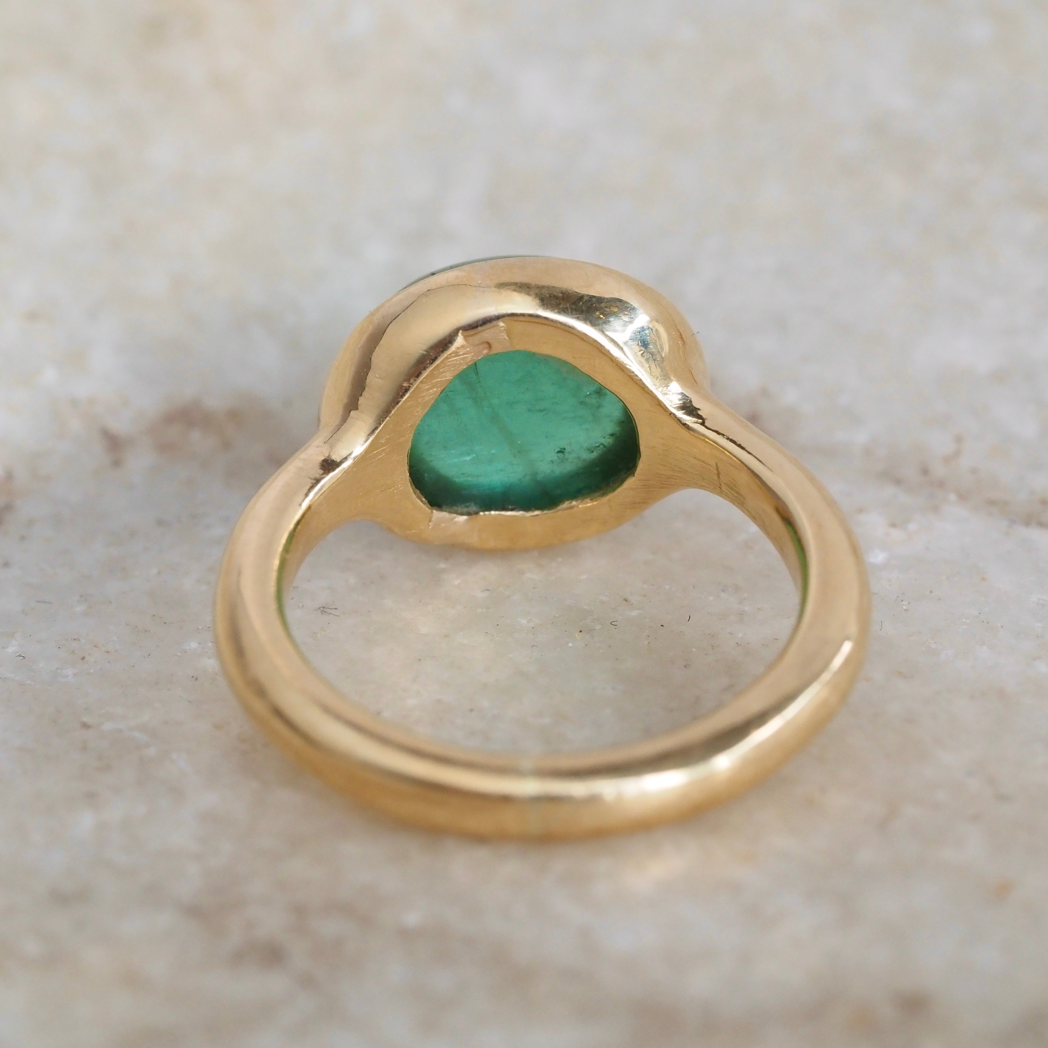 Vintage 18k Gold Green Tourmaline Cabochon Ring