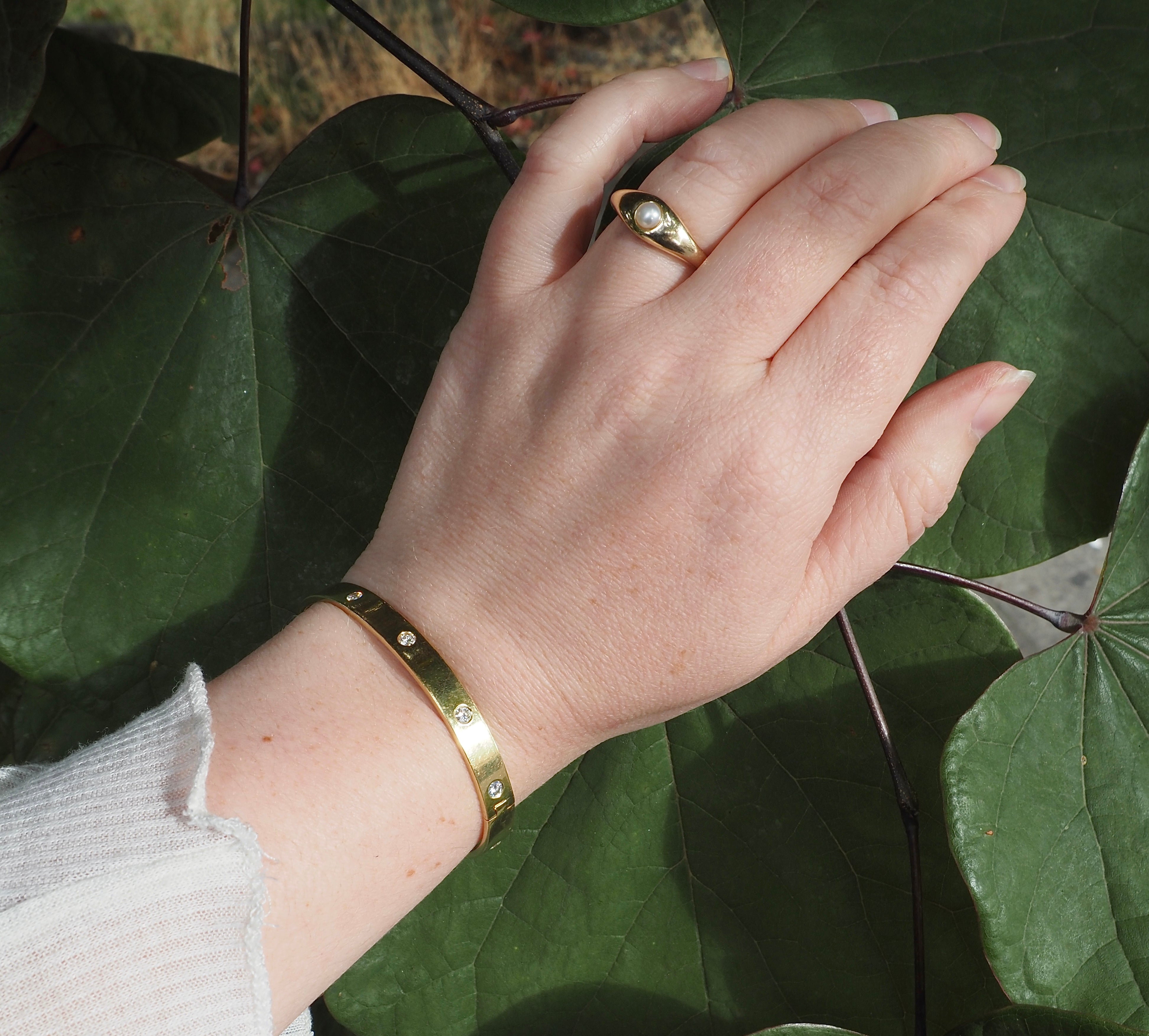 Vintage 18k Gold Diamond Oval Hinged Bangle