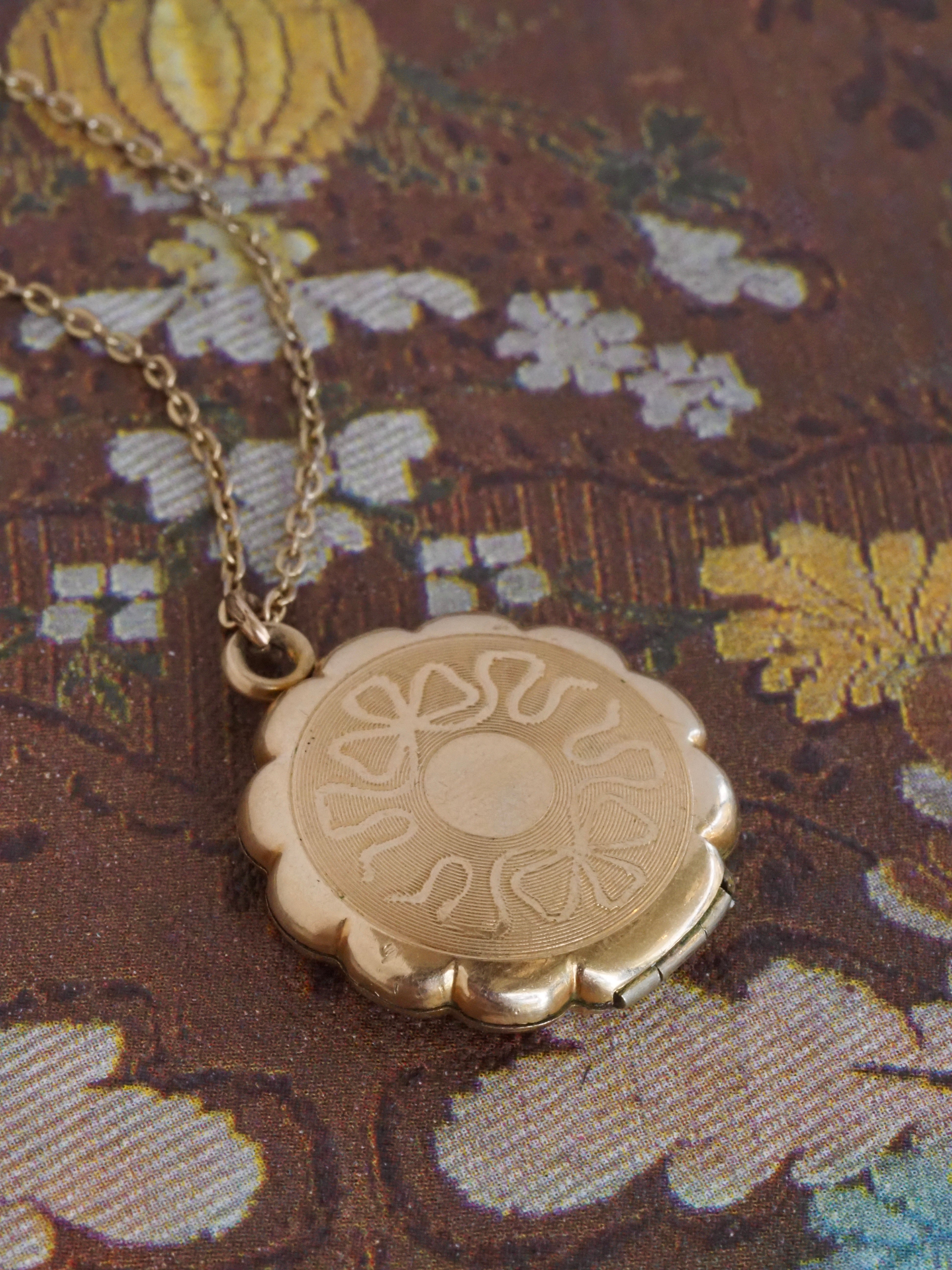 Vintage Ribbon Motif Gold Filled Locket & Chain