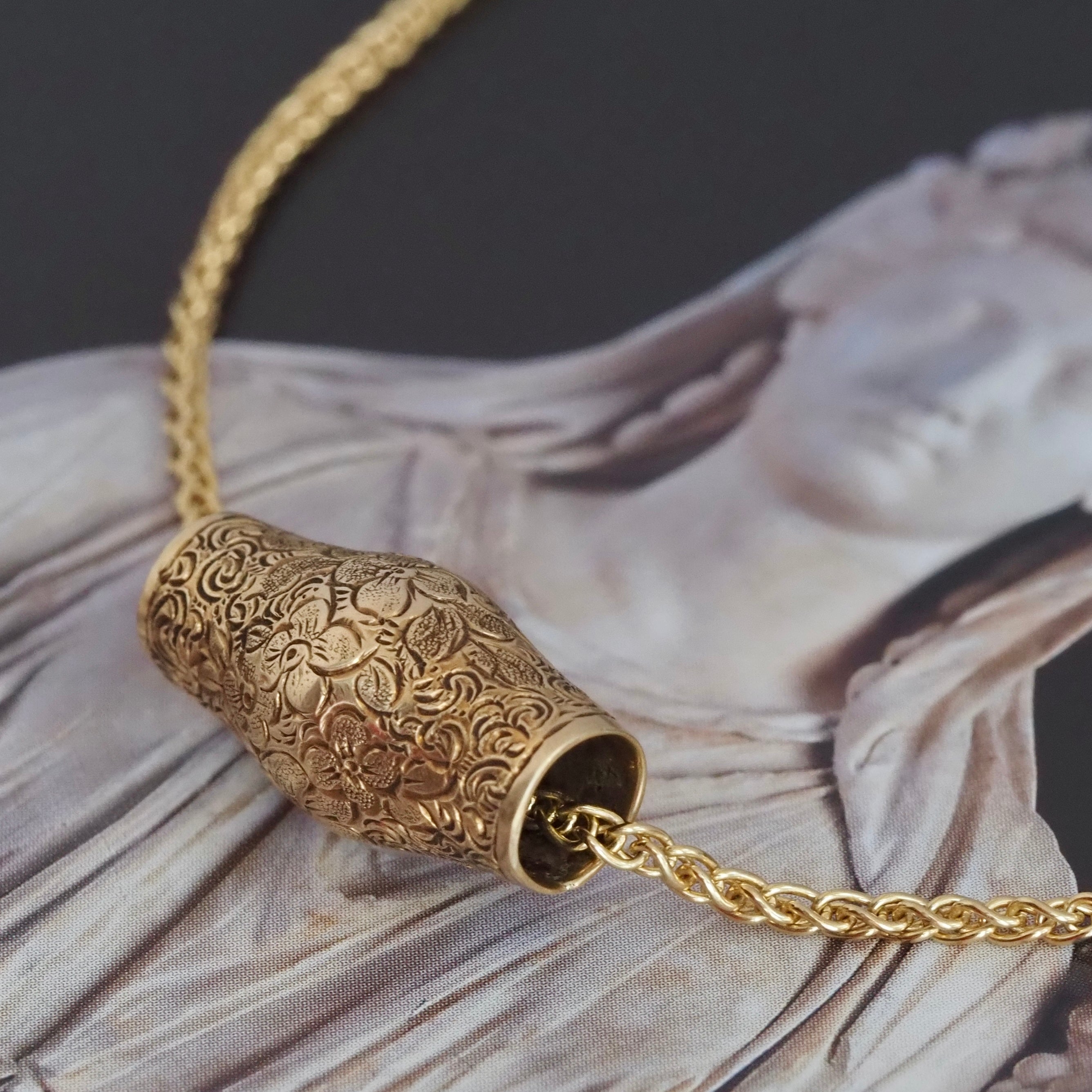 Art Nouveau 14k Gold Floral Engraved Barrel Bead Necklace