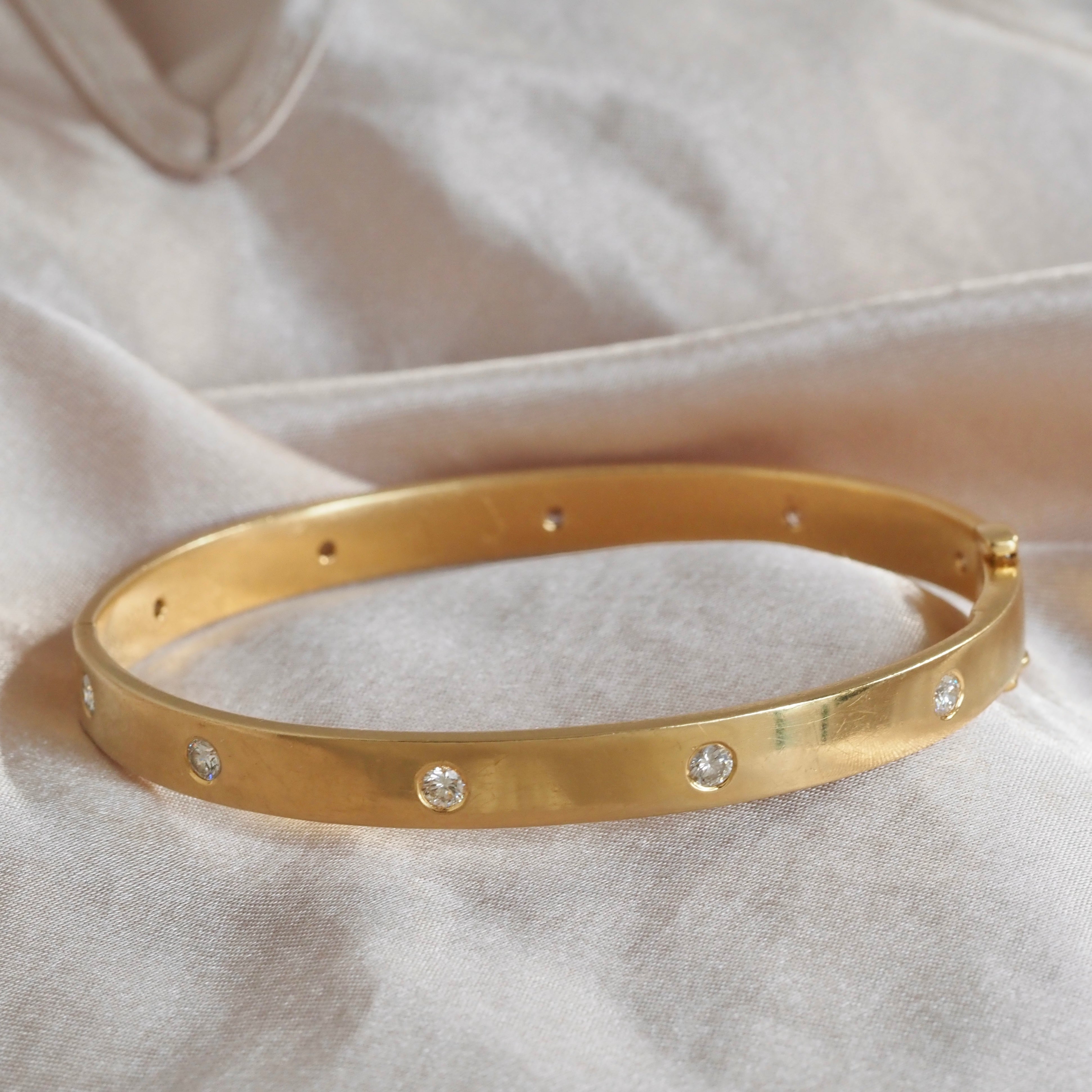 Vintage 18k Gold Diamond Oval Hinged Bangle