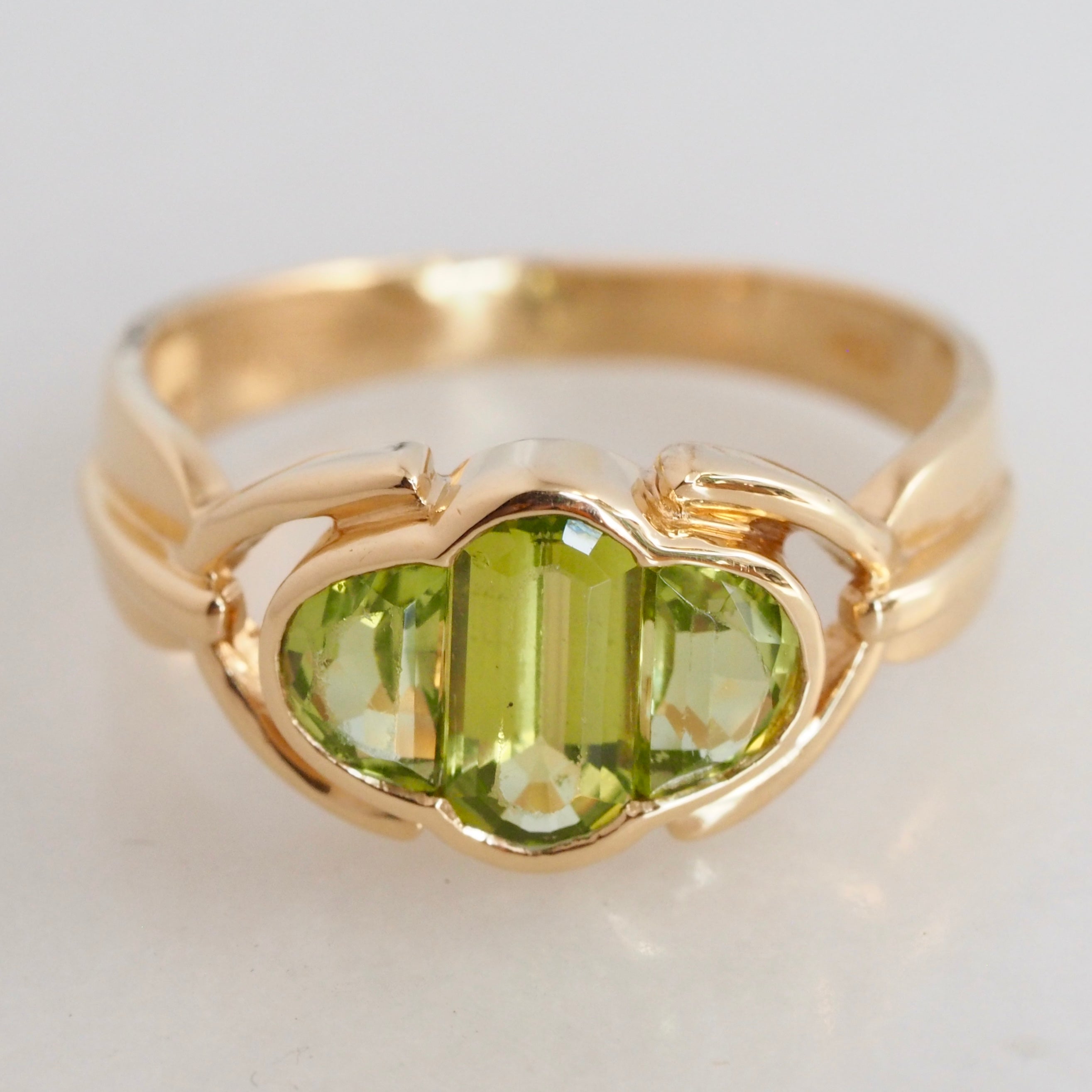 Vintage 18k Gold Caliber Cut Peridot Ring